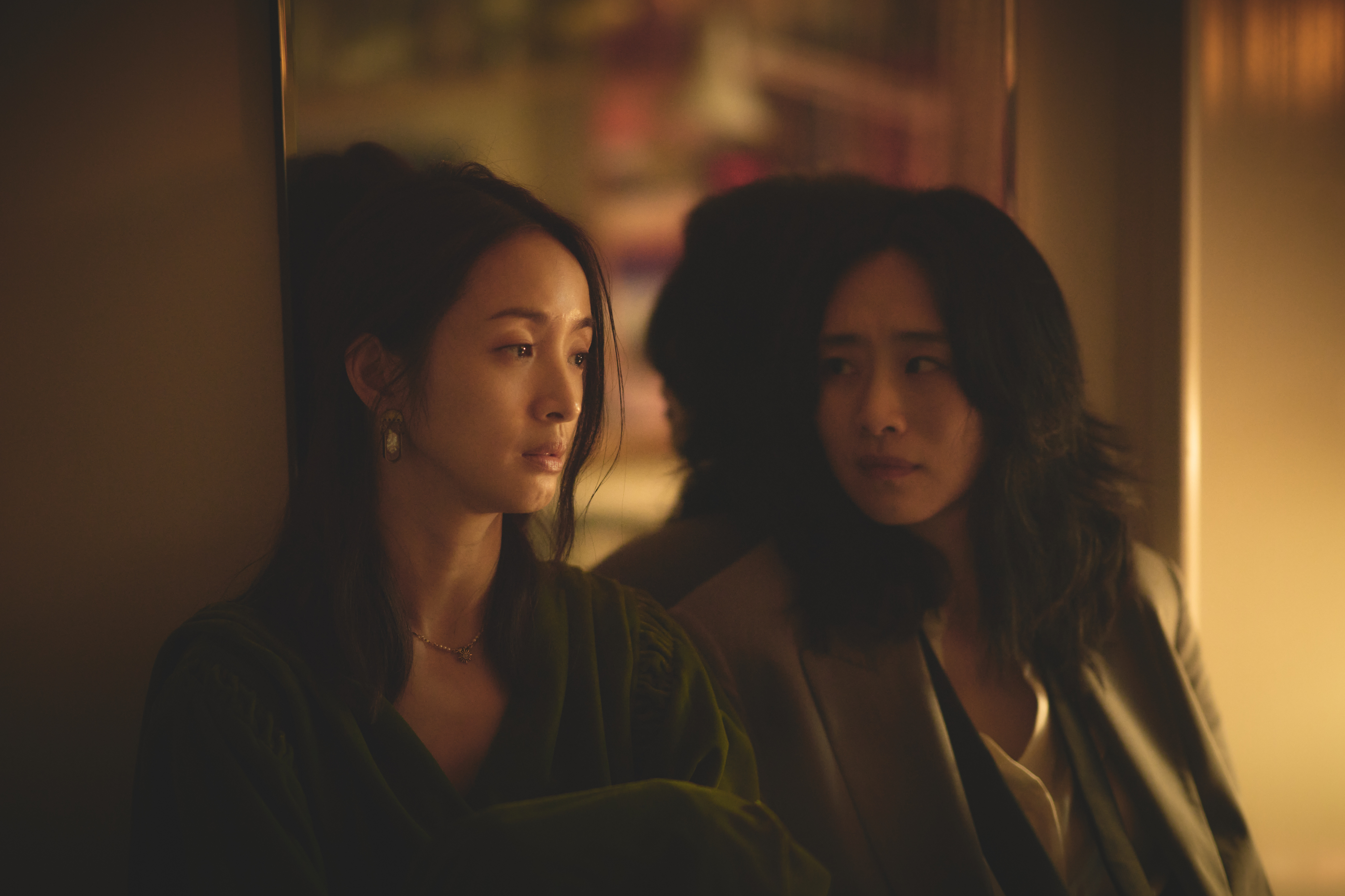 林依晨（左）首當監製，還與吳可熙（右）在新片《失明》中大談女女戀。（周子娛樂提供）