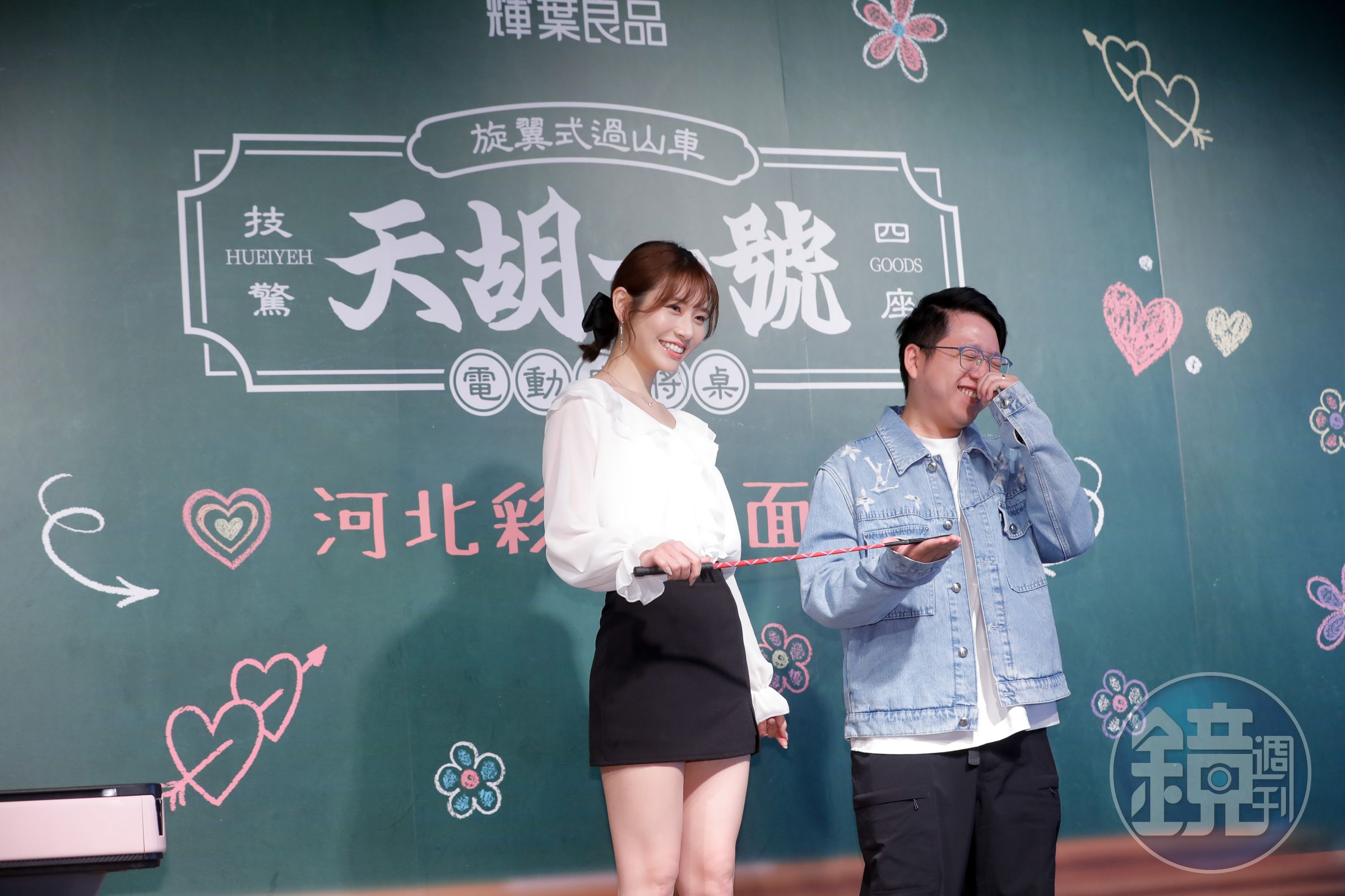 河北彩伽 用愛的小手輕拍粉絲的手掌心，粉絲開心到不行。