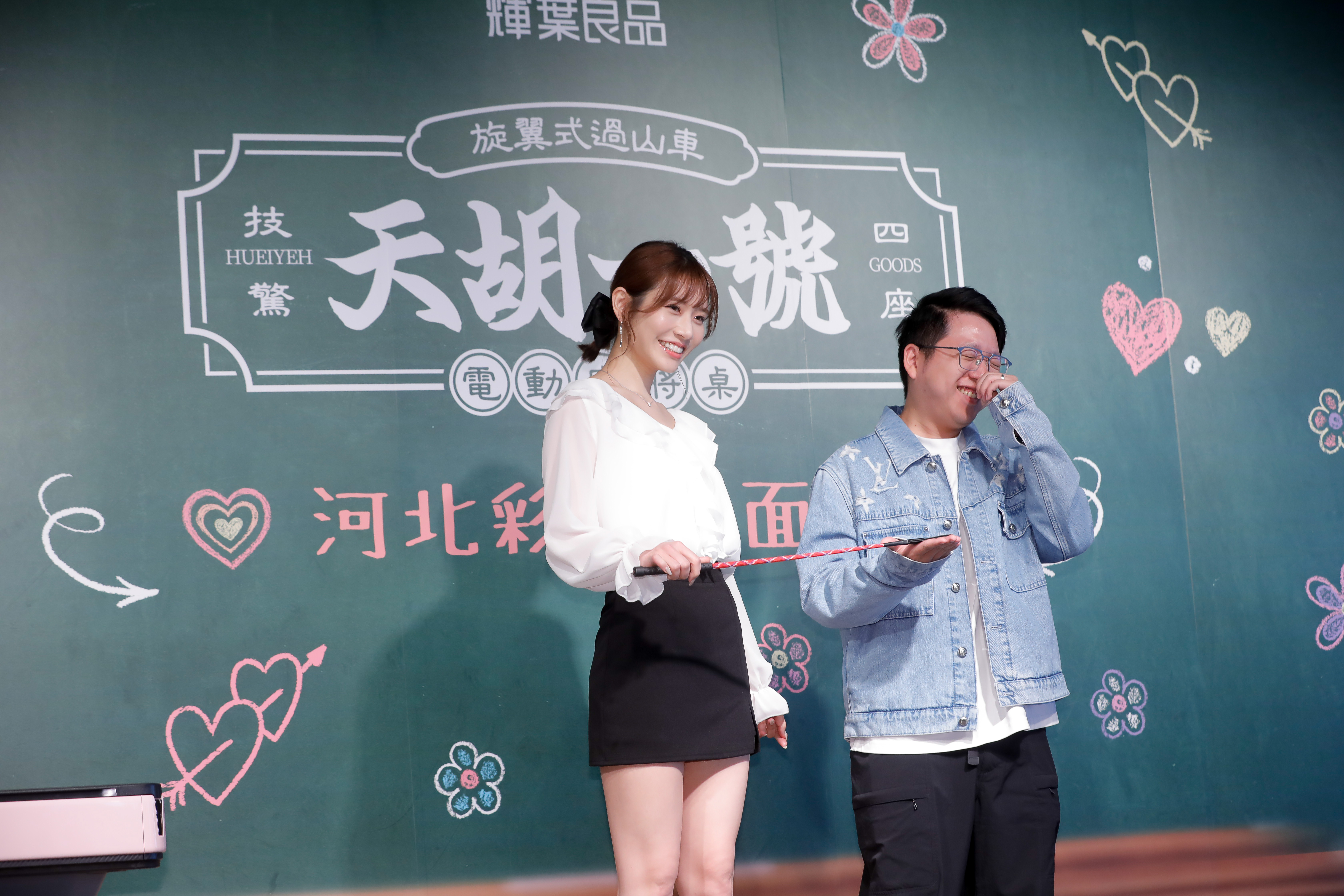河北彩伽 用愛的小手輕拍粉絲的手掌心，粉絲開心到不行。