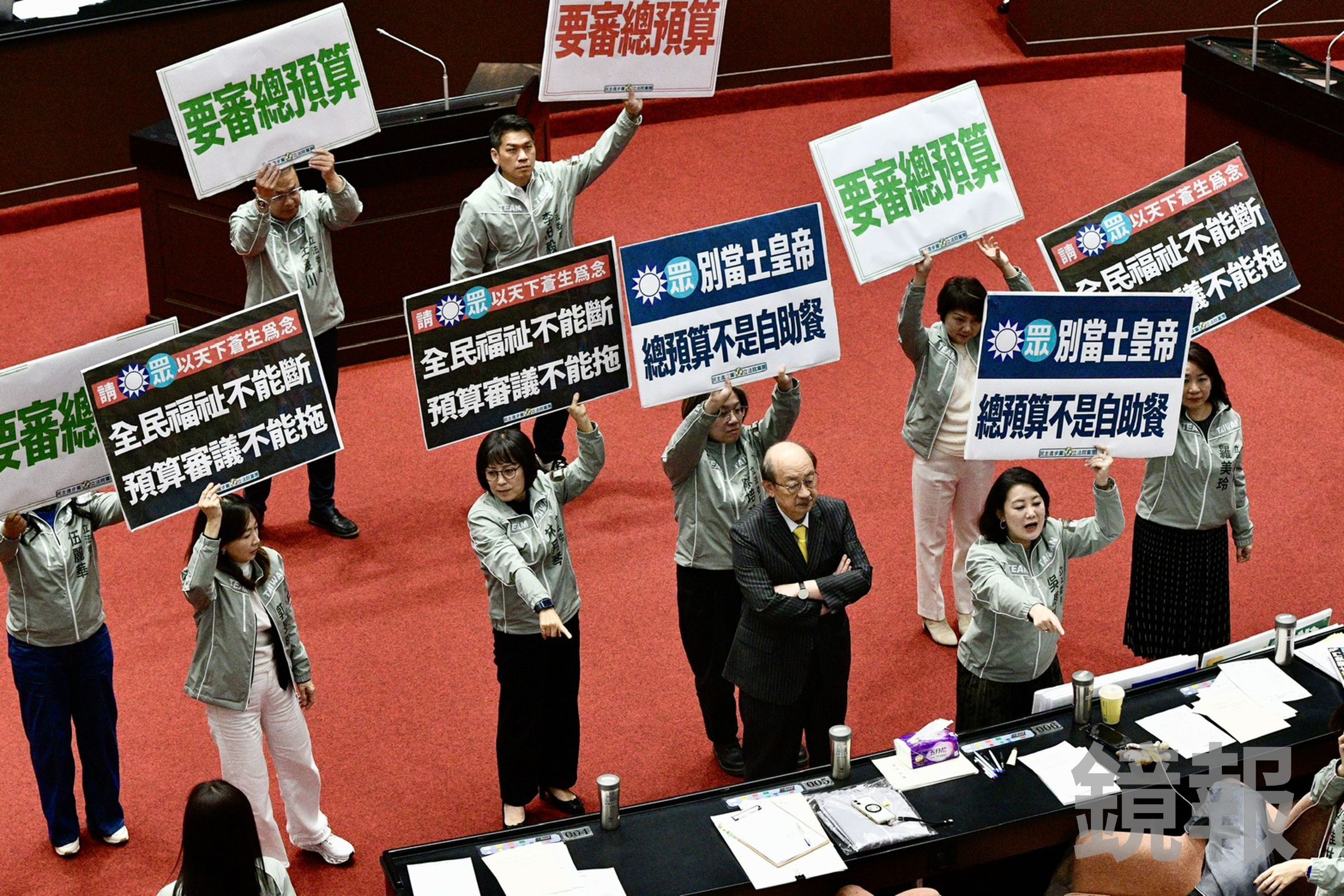 藍白卡關總預算,卻先挑出其中38項新興計畫放行審查,綠營批把審預算當自助餐。(鏡報李智為)