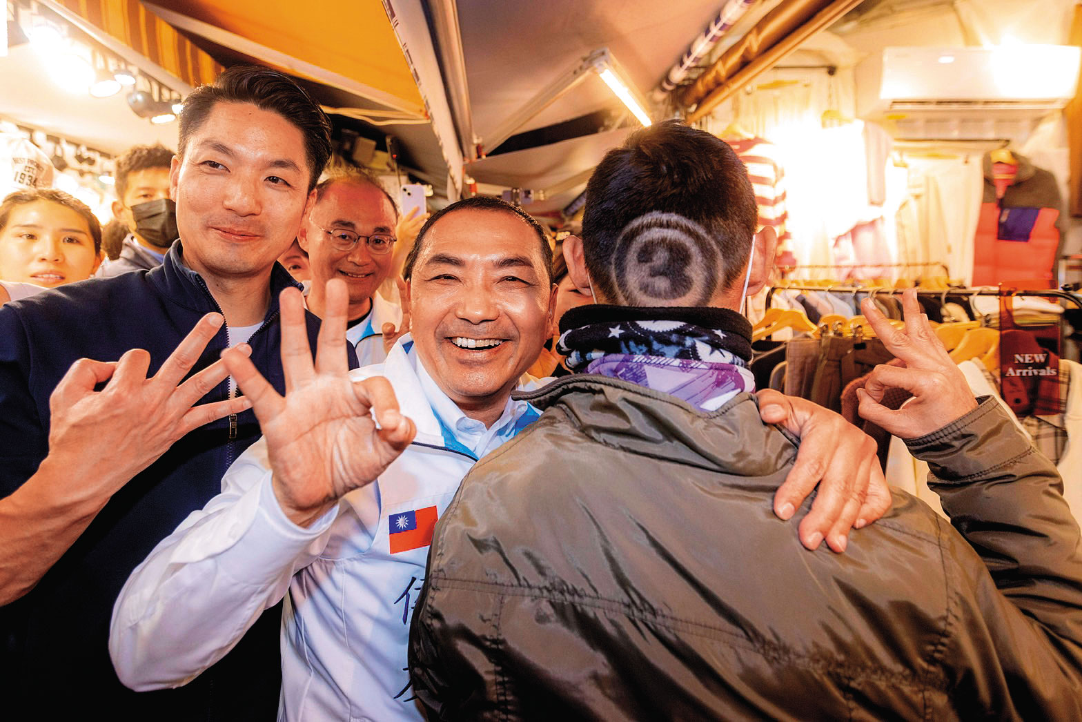 選前最後關頭,侯友宜(中)力催支持者歸隊,7日在高雄與黨內人氣王蔣萬安(左)再度合體掃街。(侯友宜團隊提供)