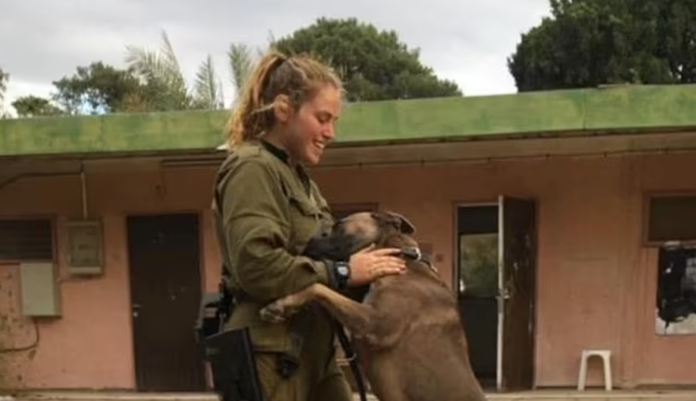 以色列女官兵莉博曼太強！率隊4小時擊斃25武裝份子，機警判斷救全村。（翻自臉書）