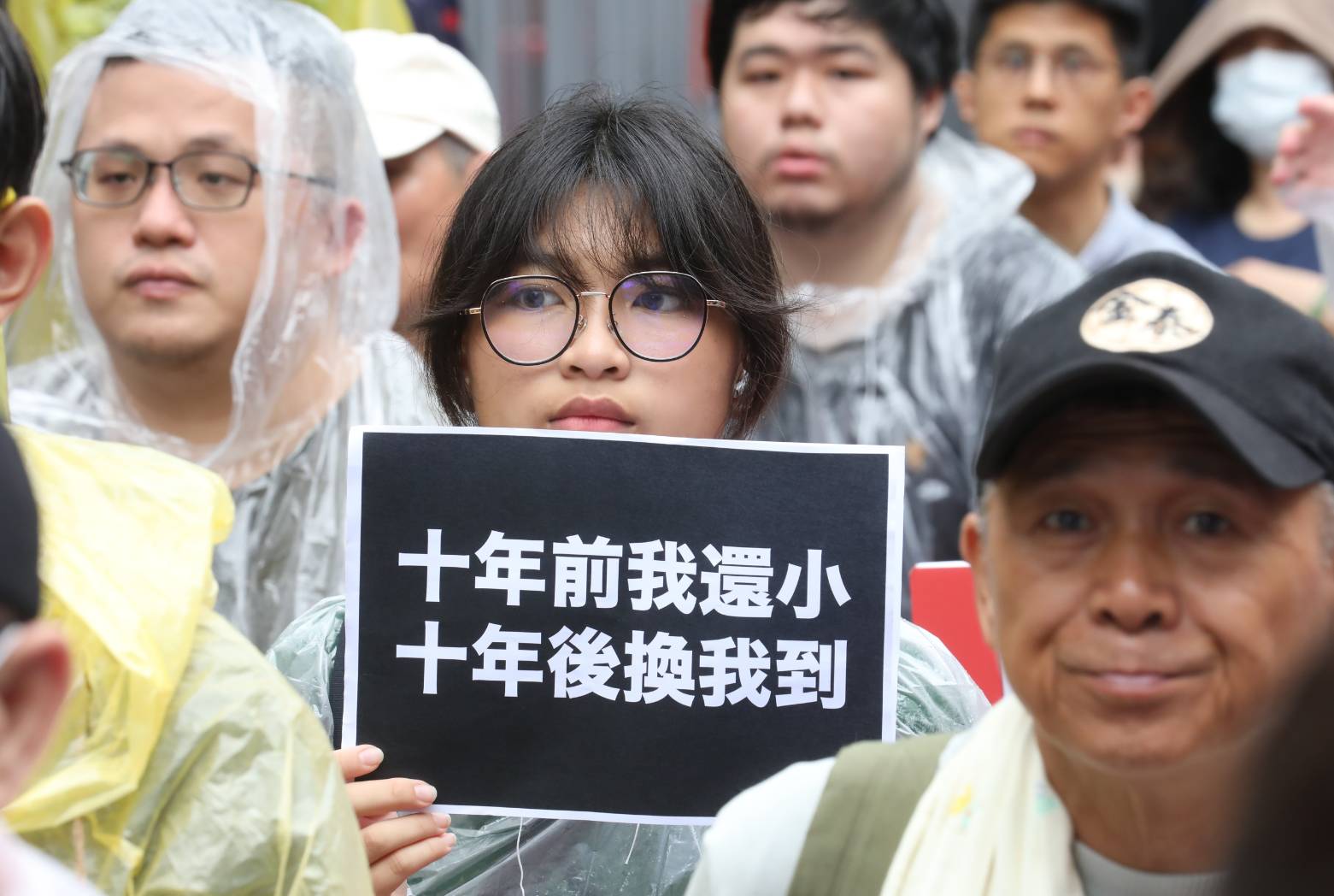 有許多民眾不滿藍白強行修法，自發性在立院外集結抗議。