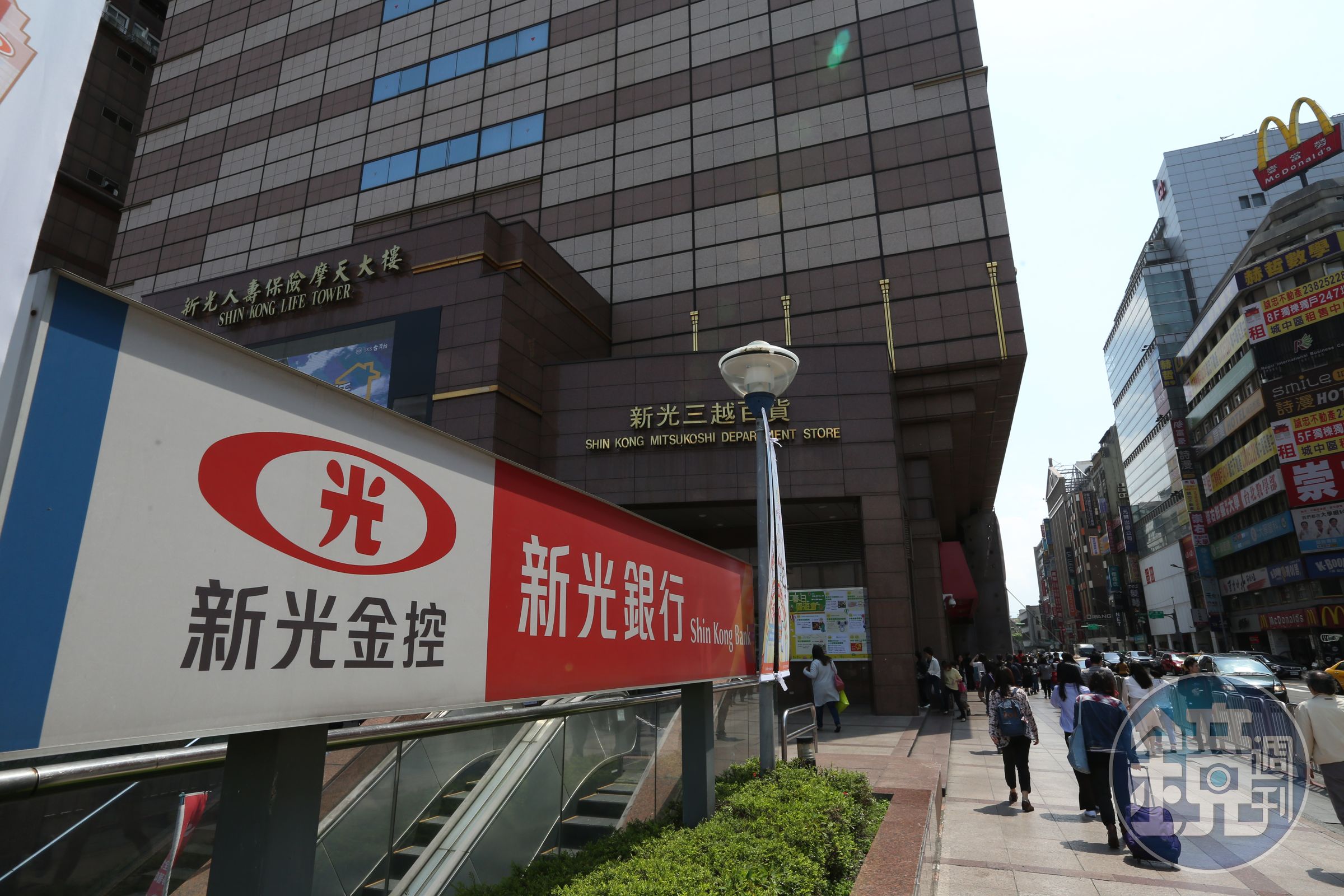 新光金大股東為新壽增資案槓上,惹火金管會主委黃天牧。
