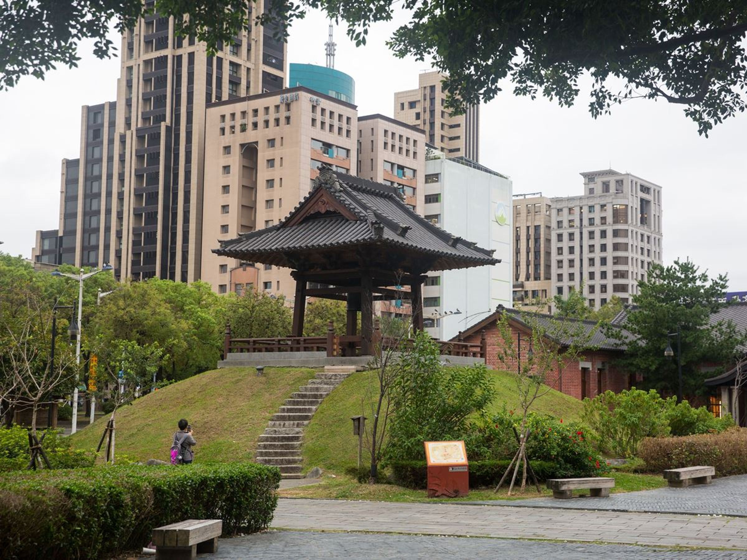 西本願寺廣場的鐘樓及日式建築物,成為鬧區中幽靜的休憩場域。