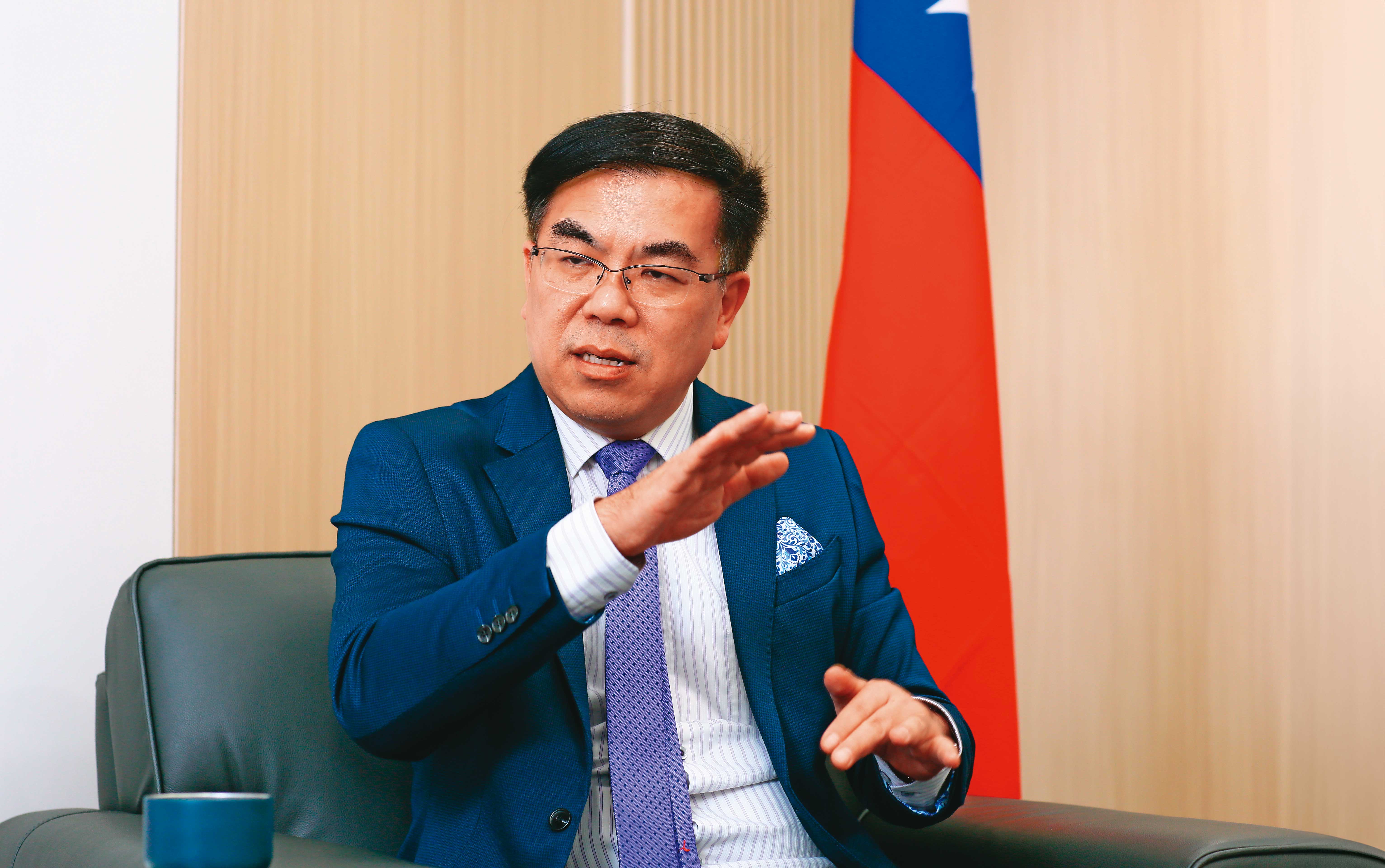 環境部長彭啓明接受本刊專訪時表示，碳有價時代來臨，今年底碳費將在台上路，企業要及早因應。