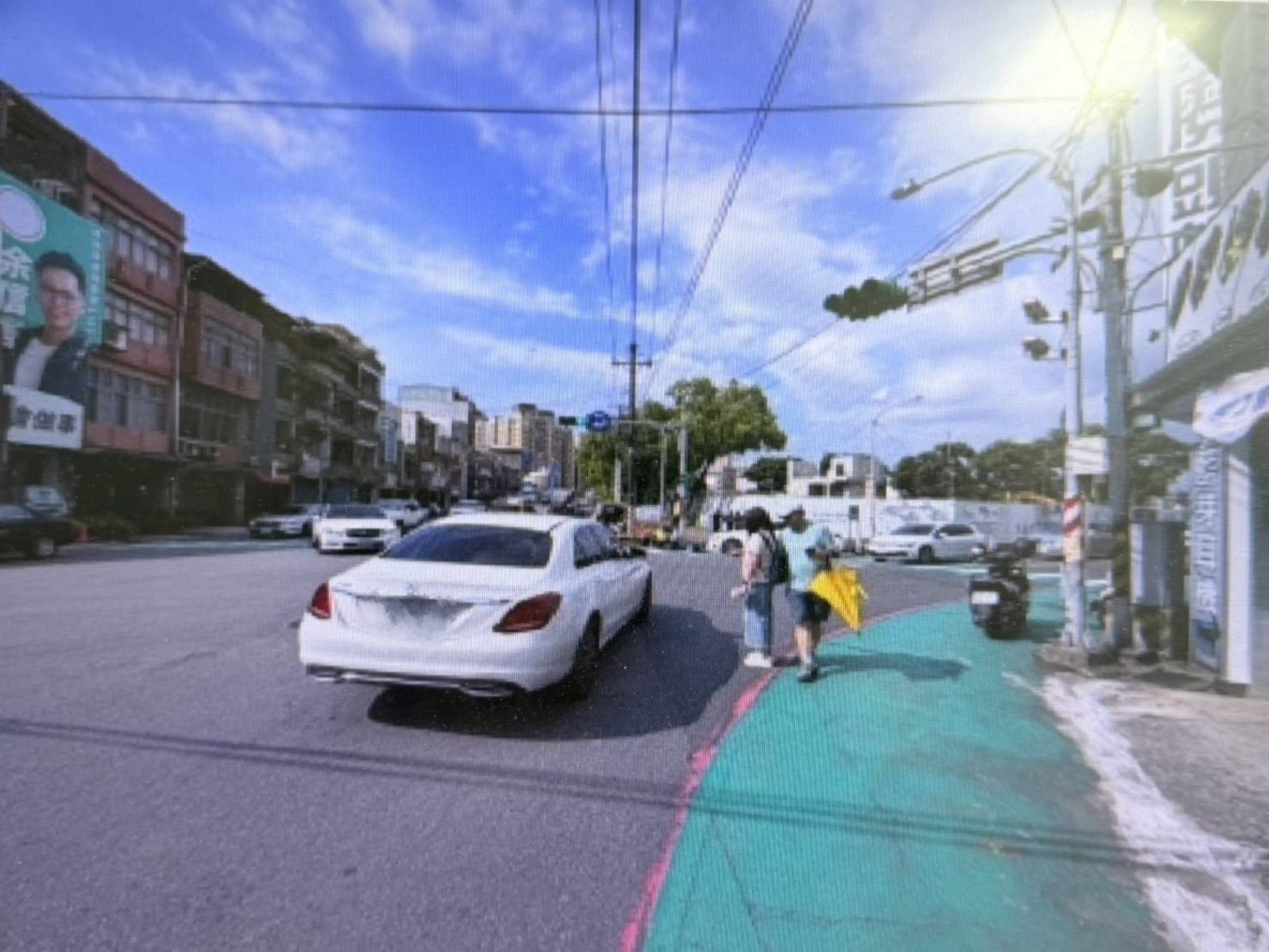 轉彎車未禮讓擦撞機車 騎士滾燙路面翻滾畫面曝光