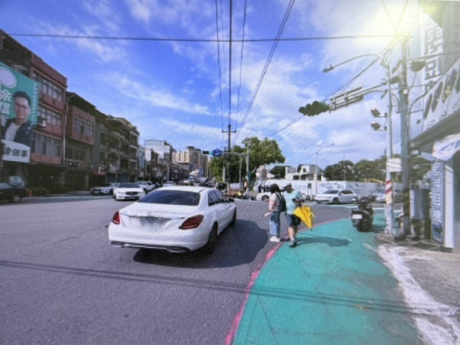 轉彎車未禮讓擦撞機車 騎士滾燙路面翻滾畫面曝光