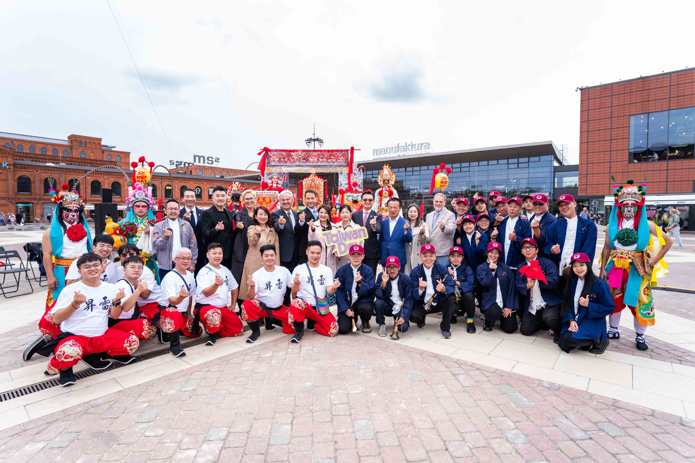 文化總會舉辦波蘭「Taiwan Day」,邀請羅茲市副市長Adam Pustelnik、駐波代表劉永健、波台工商會創辦人邱元逸、立法委員林楚茵、羅美玲、嘉義縣長翁章梁等台波貴賓共同參與,透過文化、城市與民間交流持續深化台波關係。(文總提供)