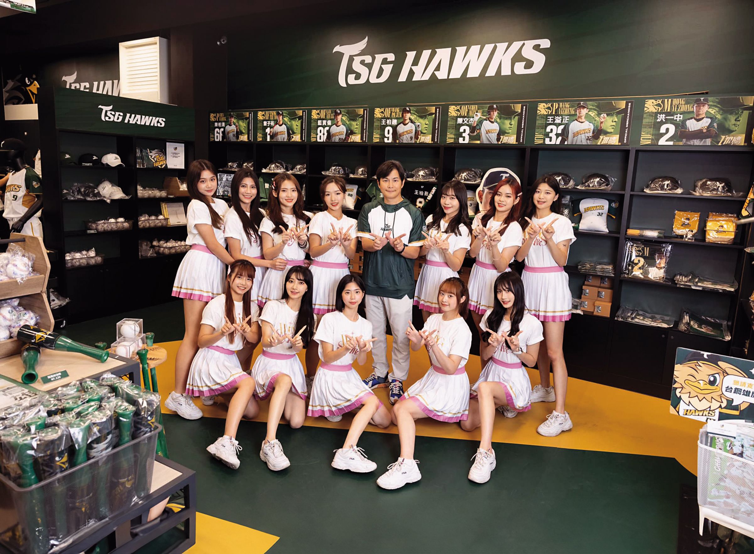 孫協志(中)出任Wing Stars策略長,對女孩訓練相當嚴格。(翻攝自Wing Stars IG)