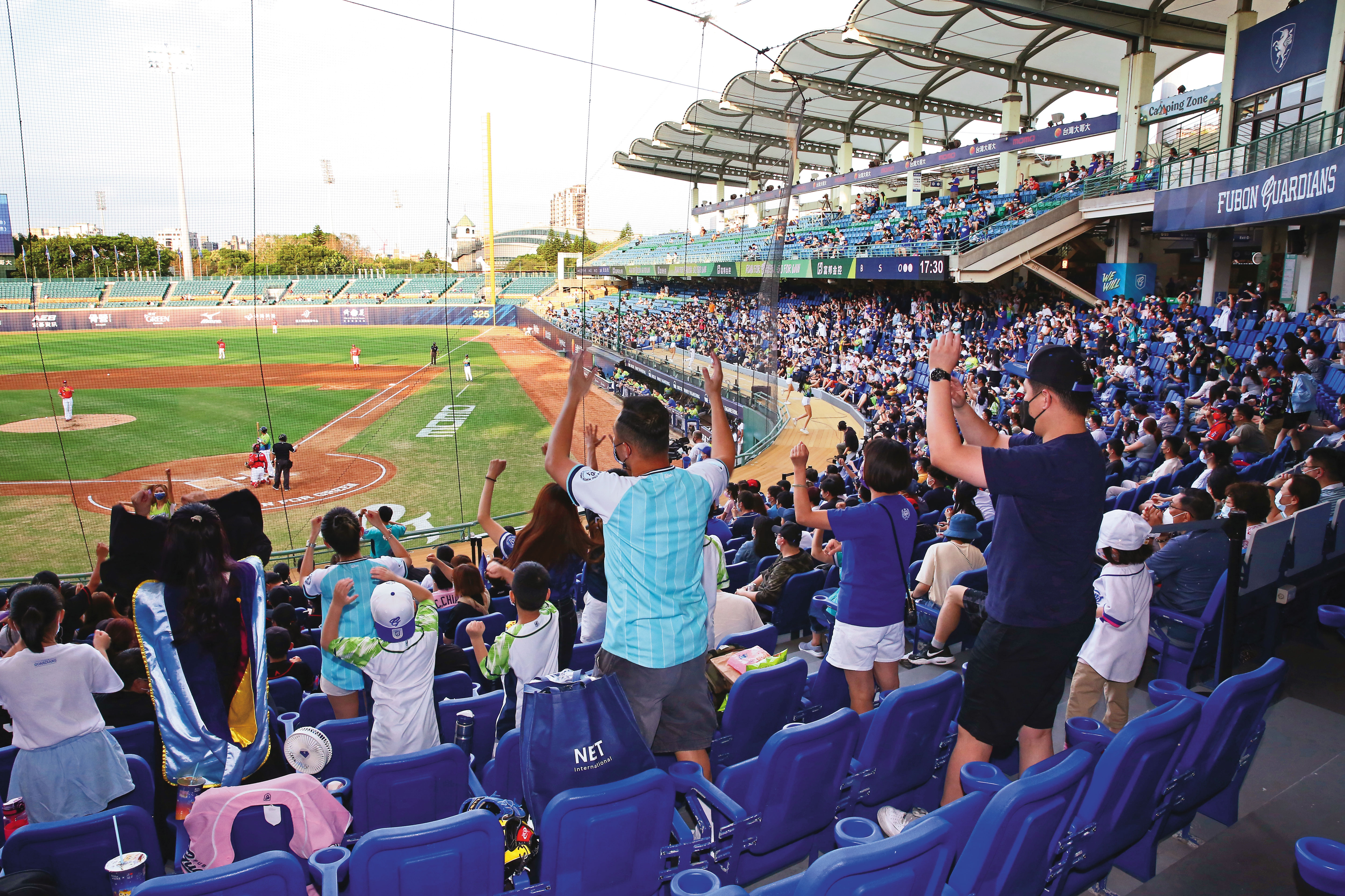 中華職棒一度陷入假球風暴險滅頂，經過這些年球團與球員努力自清，終於贏回球迷信任與支持。