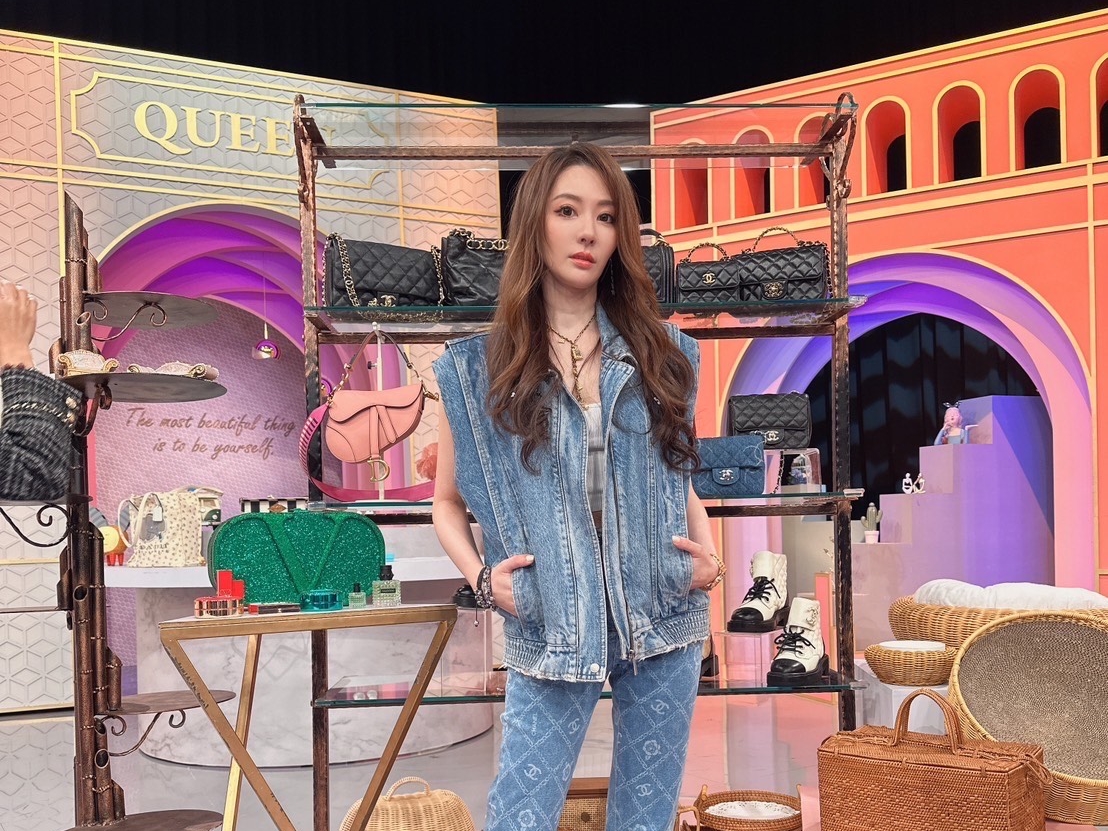 王瀅日前上節目錄影，鞋子意外崩壞，讓她出糗。（王瀅提供）