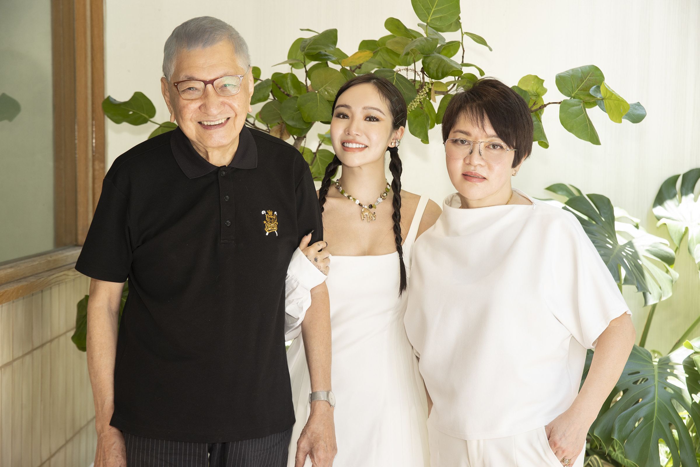 Kimberley爸媽也陪同女兒一起上班。(華豐數位提供提供)