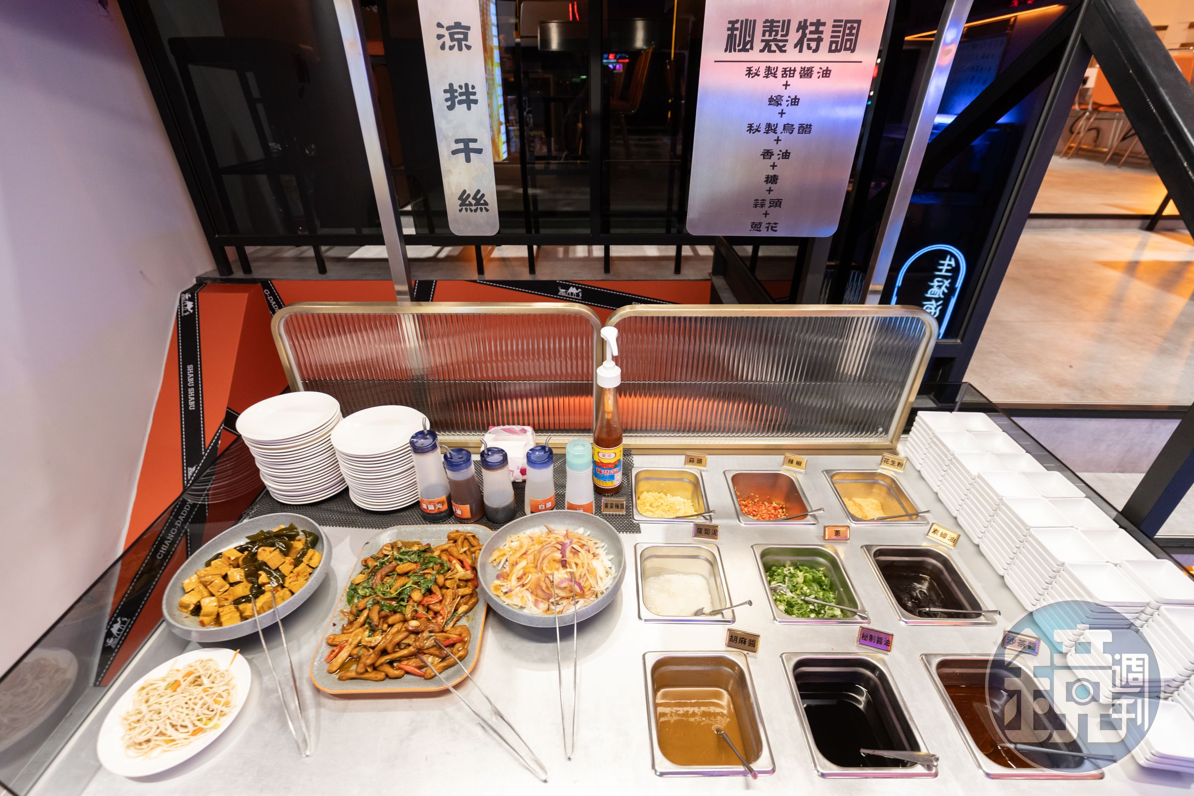 除了調味料,自助吧也提供滷肉飯、熟食小菜等無限供應。