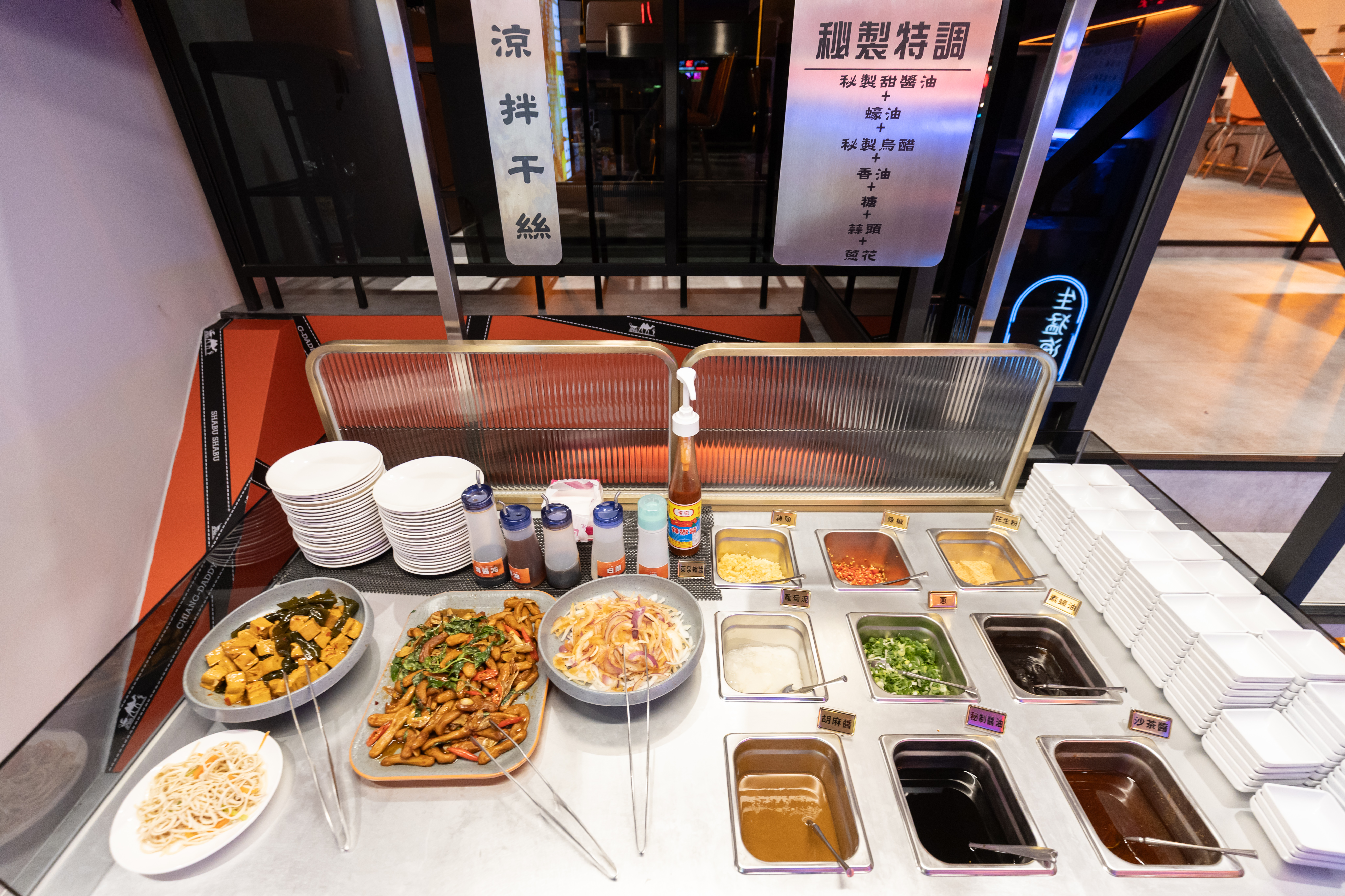 除了調味料,自助吧也提供滷肉飯、熟食小菜等無限供應。