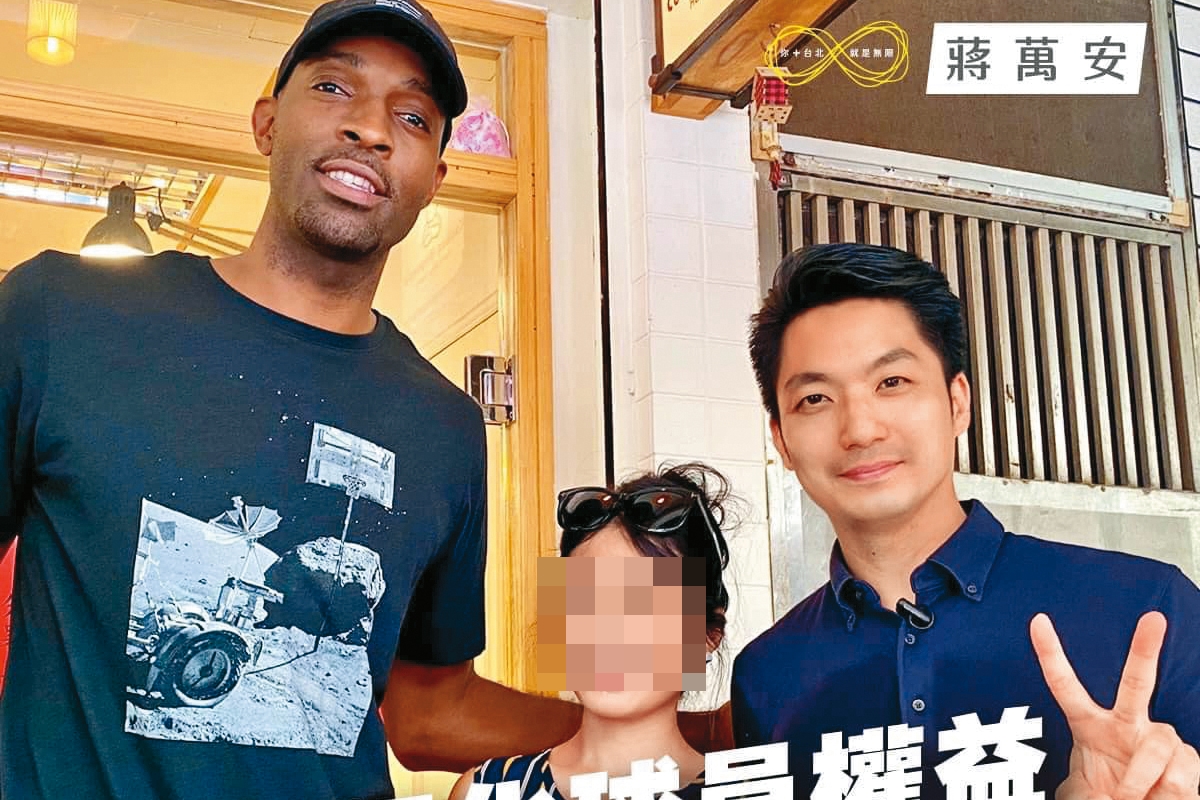 戴維斯(左)前年遭質疑本土球員身分,蔣萬安(右)還發圖文力挺。(翻攝自田方倫臉書)