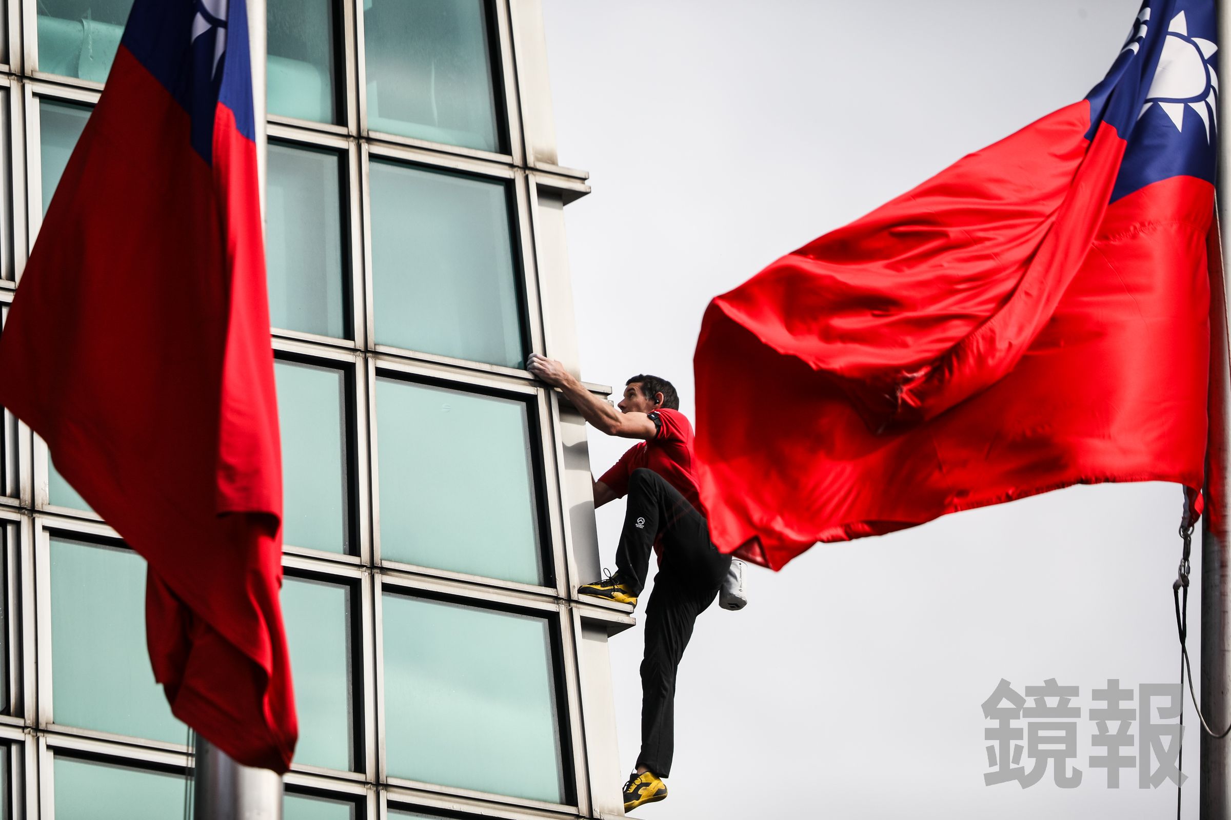 霍諾德昨日完成獨攀101壯舉。(鏡報攝影組)