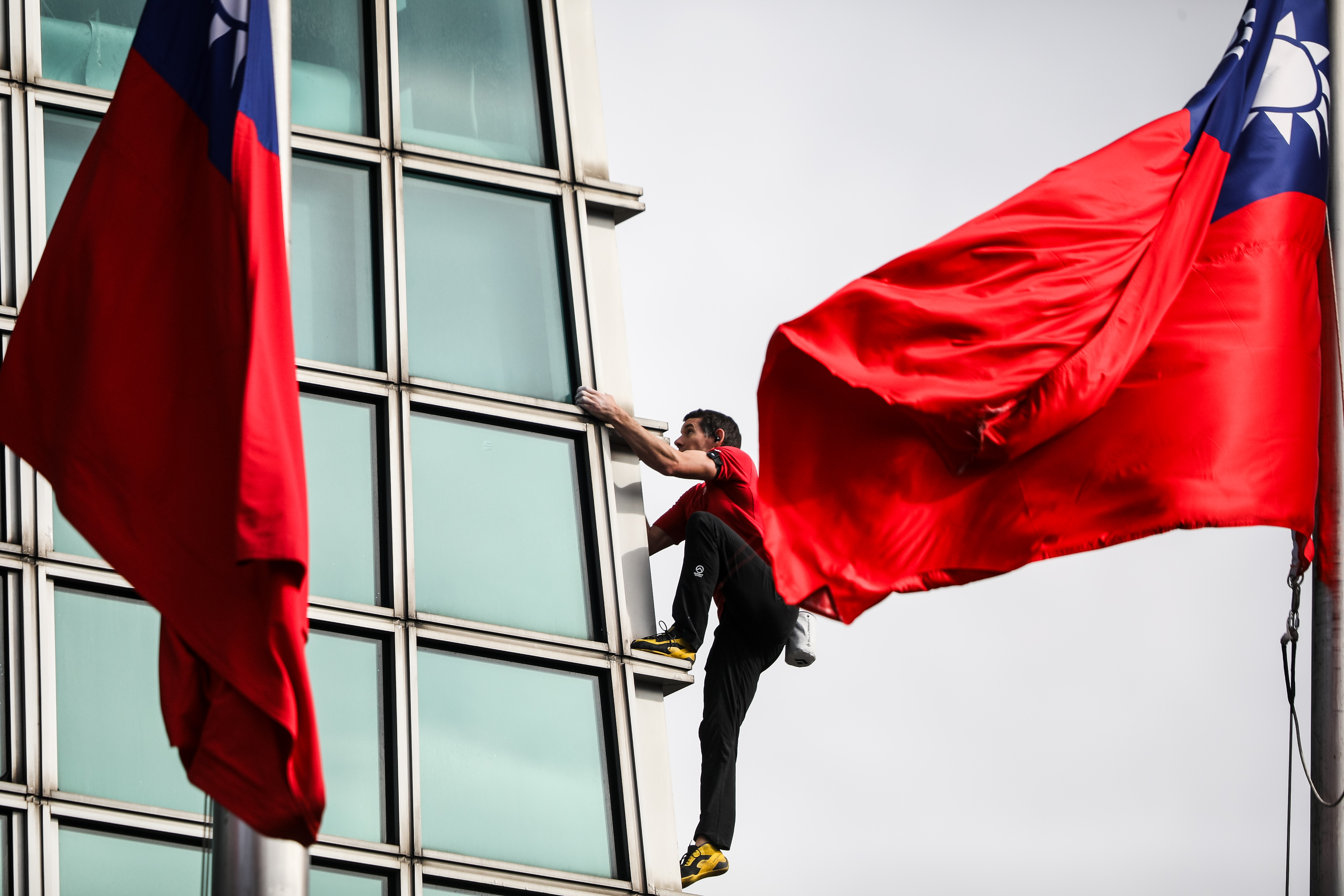 霍諾德昨日完成獨攀101壯舉。(鏡報攝影組)