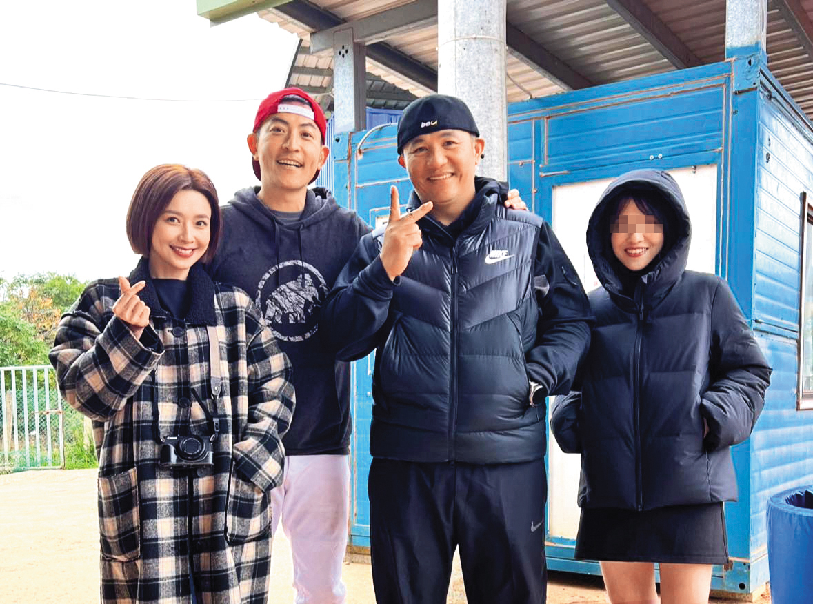 趙駿亞（左二）和吳婉君（左一）之前整天黏牢牢，還帶她去看張泰山（右二）打球。（翻攝自吳婉君臉書）  