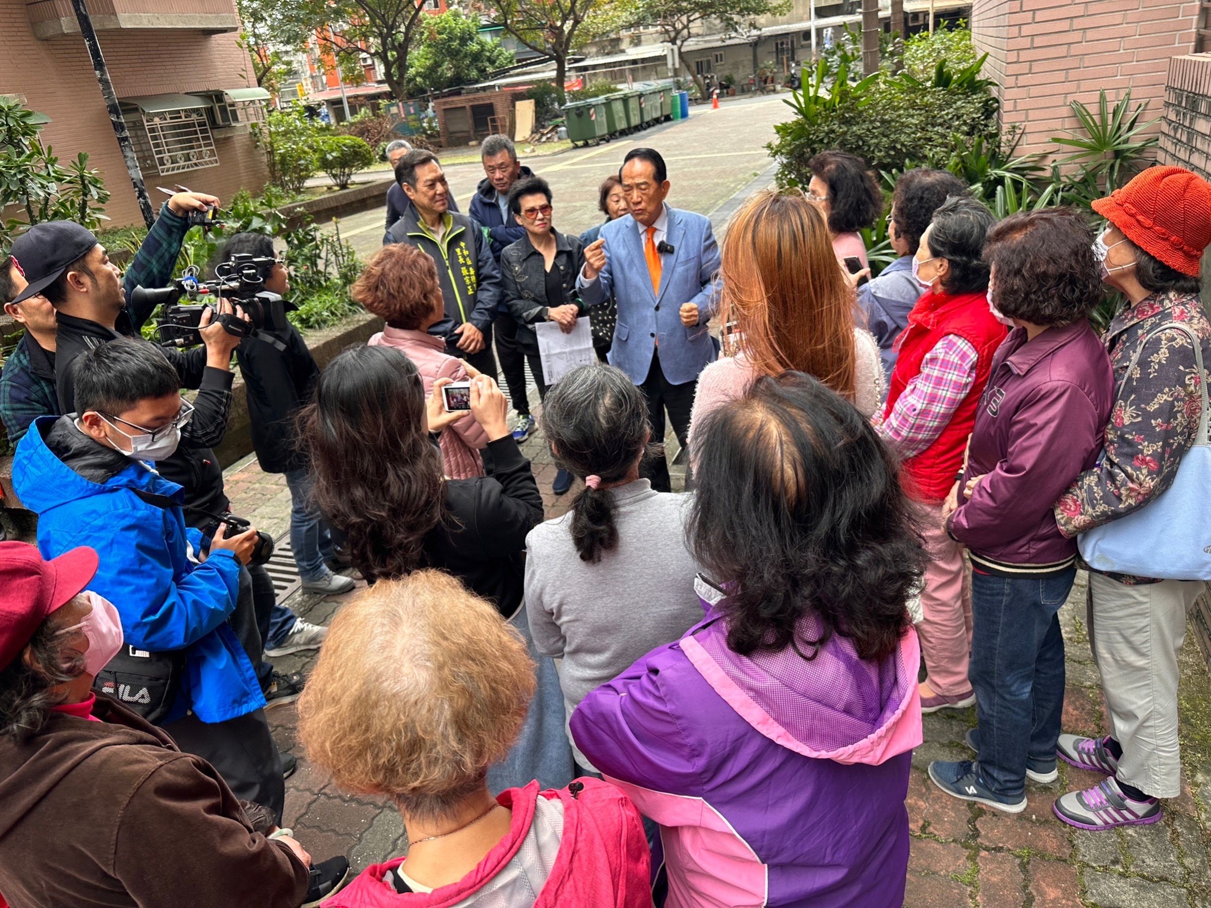 親民黨主席宋楚瑜今至中和壽德新村參訪，民眾反應熱烈。（宋楚瑜辦公室提供）
