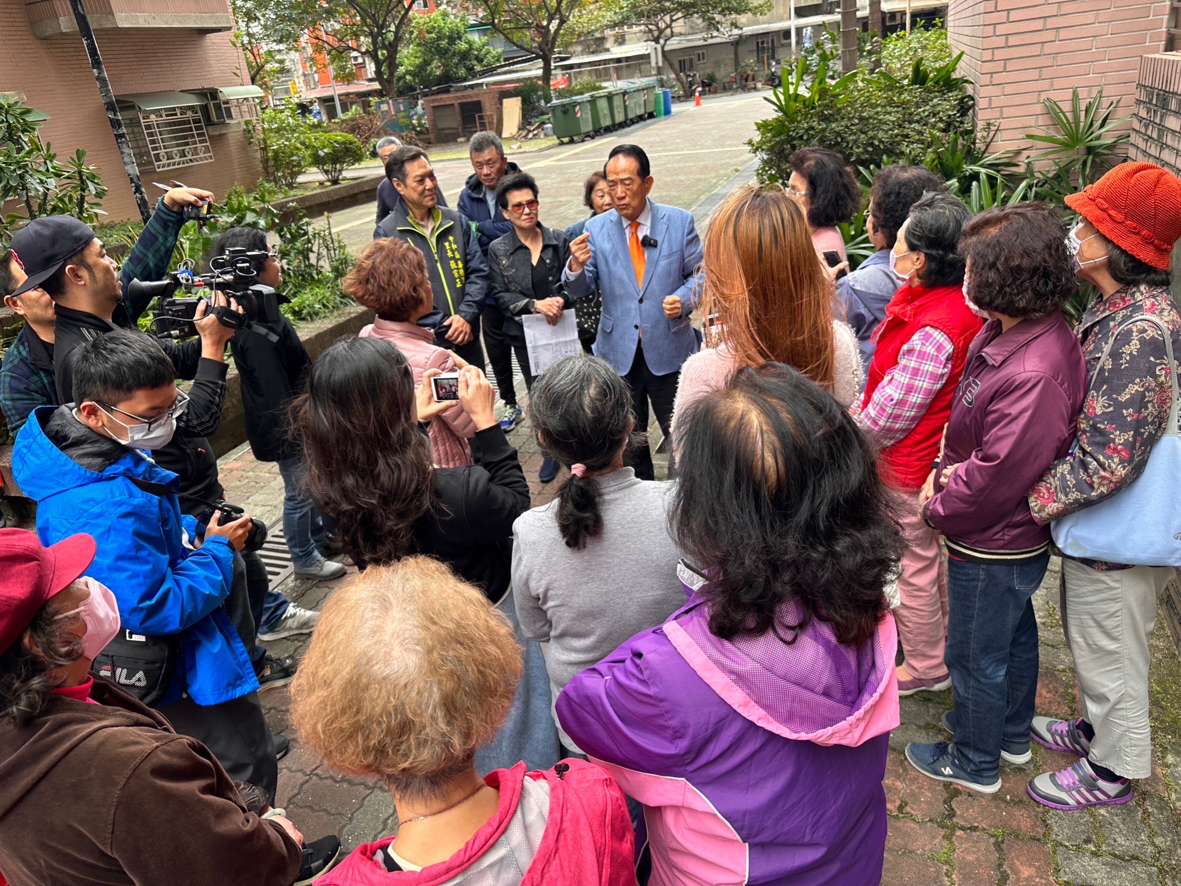 親民黨主席宋楚瑜今至中和壽德新村參訪，民眾反應熱烈。（宋楚瑜辦公室提供）