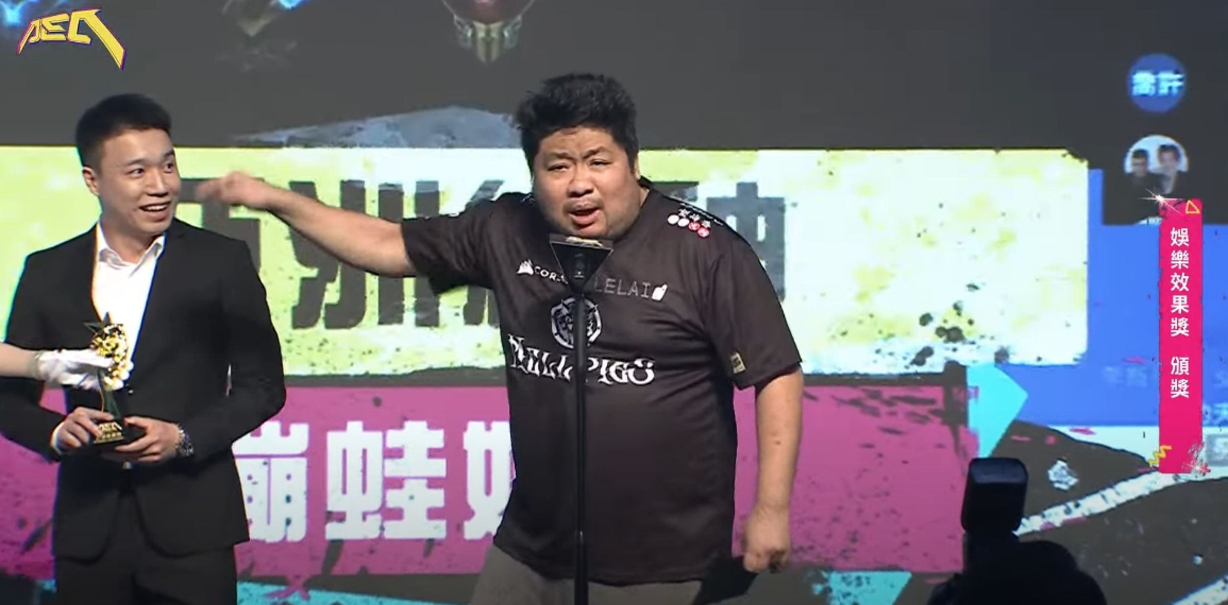 獲獎人統神昨天在星光電競大賞上,怒嗆頒獎人Toyz是「販毒狗」。(翻攝自中華民國電子競技運動協會YT頻道)