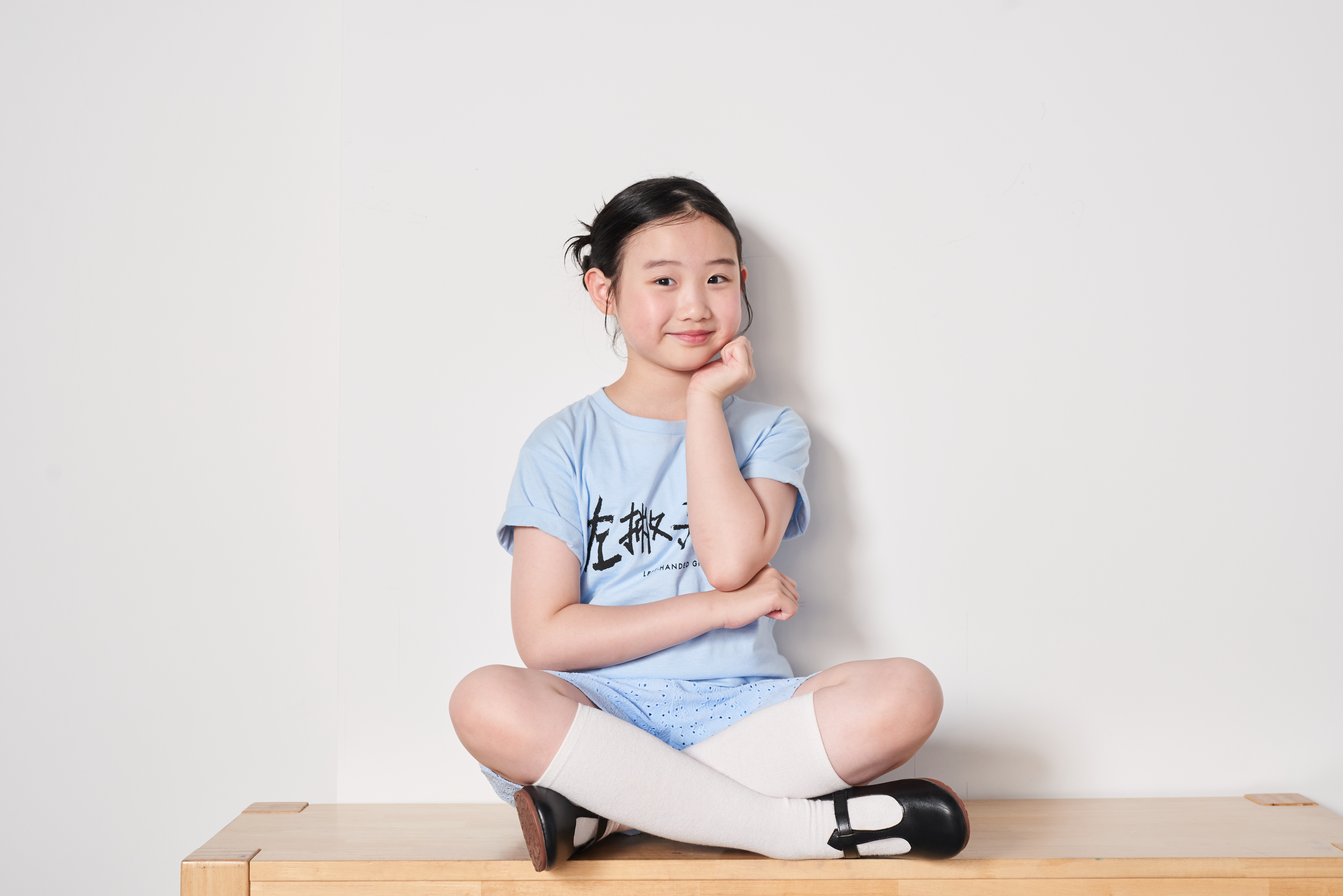 葉子綺曾在《罪後真相》等片客串，《左撇子女孩》是她首度擔綱主演的電影。葉子綺曾在《罪後真相》等片客串，《左撇子女孩》是她首度擔綱主演的電影。
