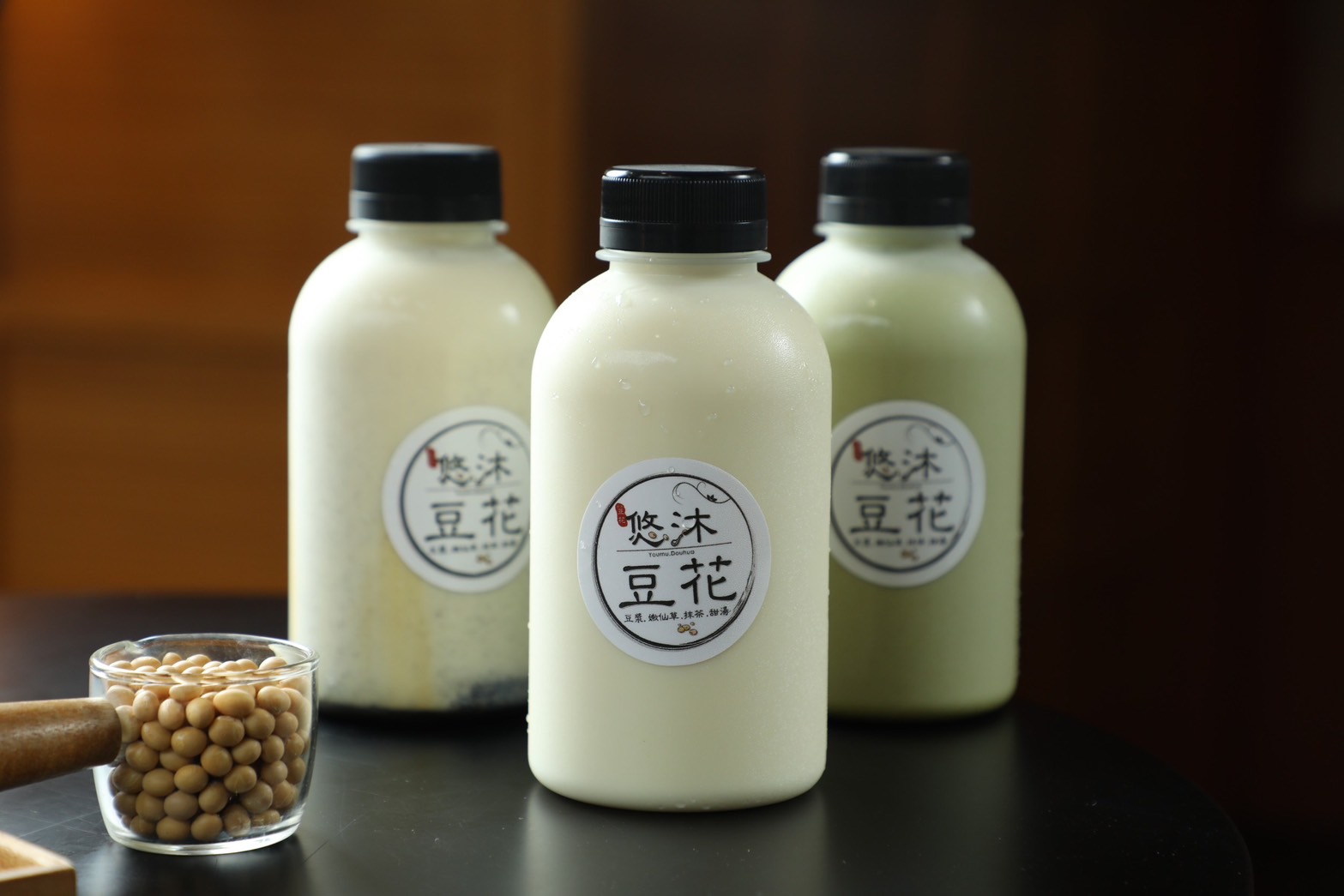 悠沐的豆漿品項也是佔滿菜單一整排，從原味到芝麻、麵茶、抹茶，豐富到喝整個星期都不重複。（依口味35～50元／罐）