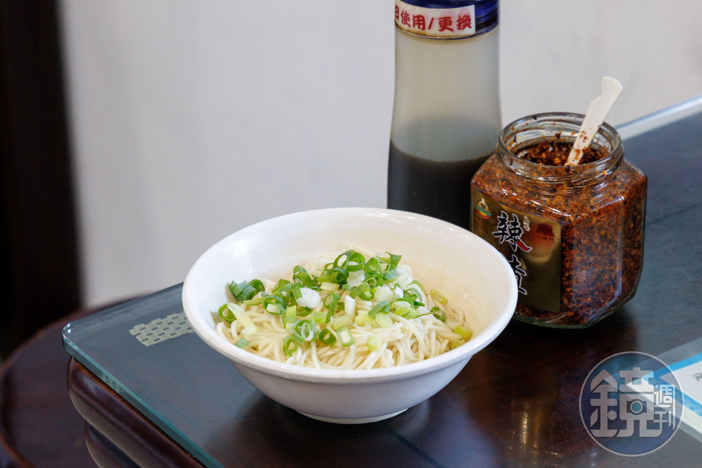 看起來很素的「傻瓜乾麵」,卻是老麵店賴以起家的招牌菜。(45元/小碗)
