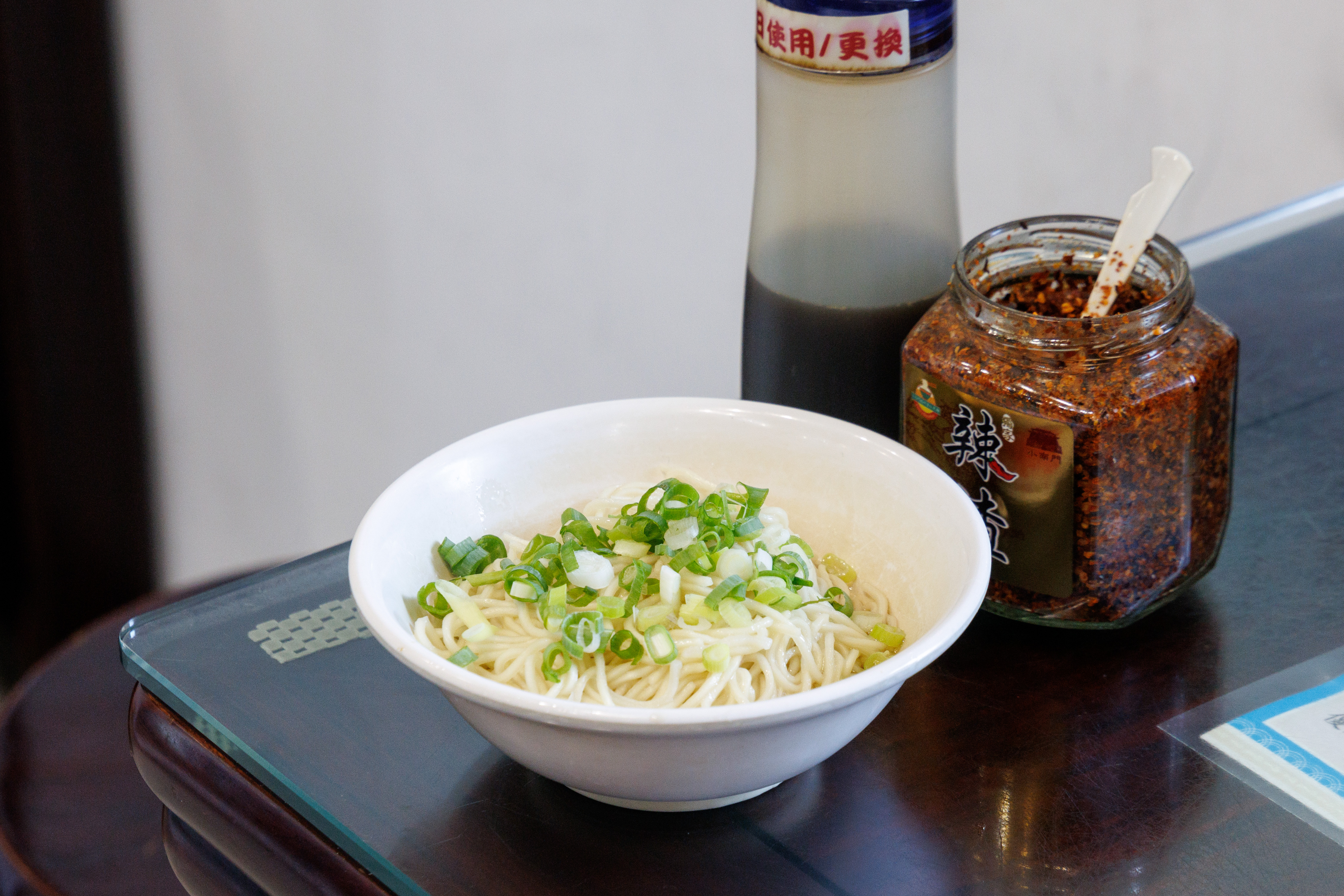看起來很素的「傻瓜乾麵」,卻是老麵店賴以起家的招牌菜。(45元/小碗)