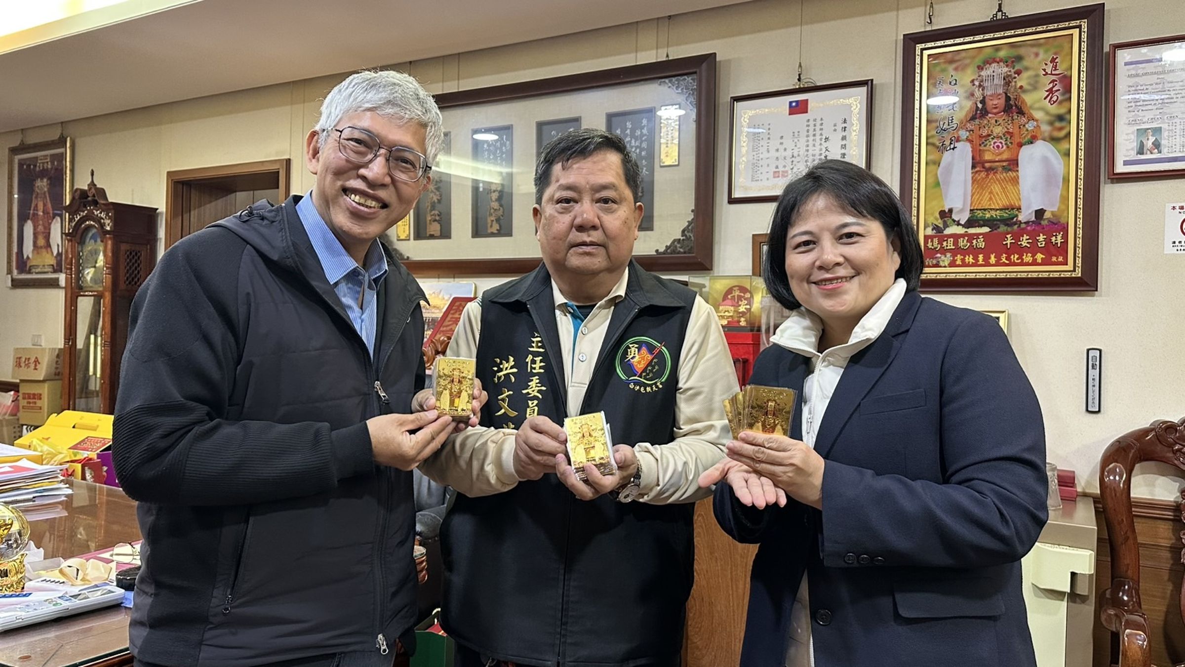 拱天宮主任委員洪文華致贈白沙屯媽祖祈福卡，象徵媽祖祝福與支持「椅子會」行動。（紙風車劇團提供）