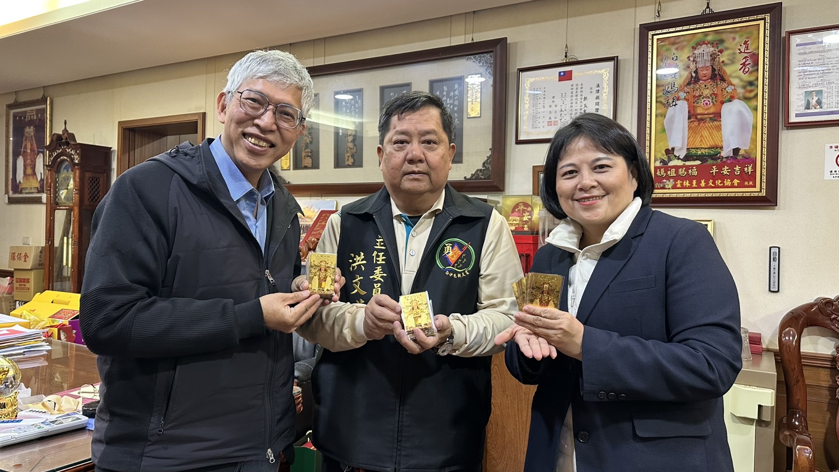 拱天宮主任委員洪文華致贈白沙屯媽祖祈福卡，象徵媽祖祝福與支持「椅子會」行動。（紙風車劇團提供）