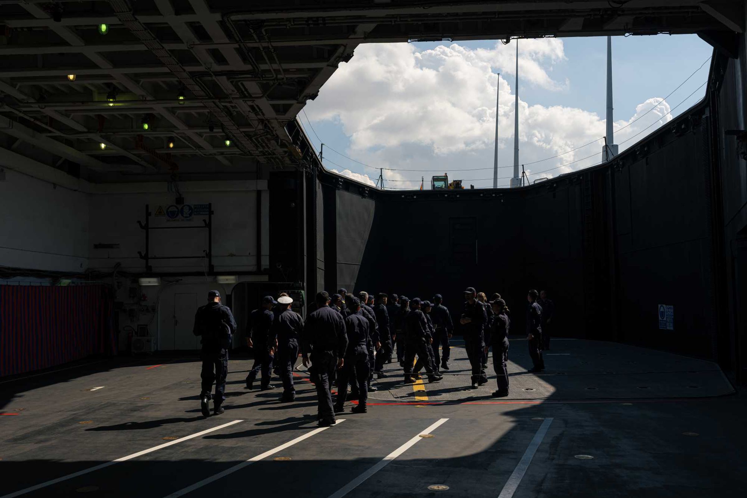 參歡義大利「加里波底航空母艦」，搭乘船艦內巨大的升降機。