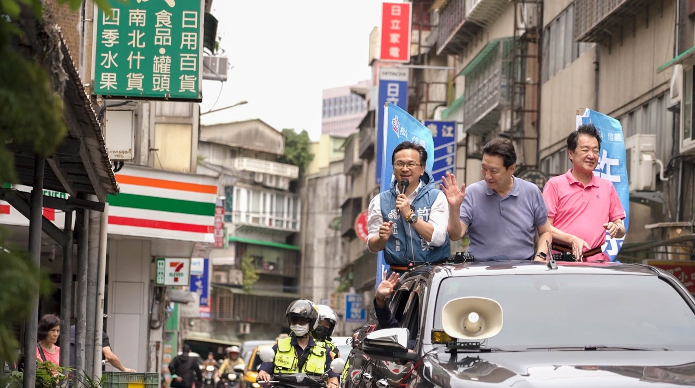 費鴻泰(右1)擔任市議員時爭取信義線東延段,更揭露許原榮(左1)是功臣之一。