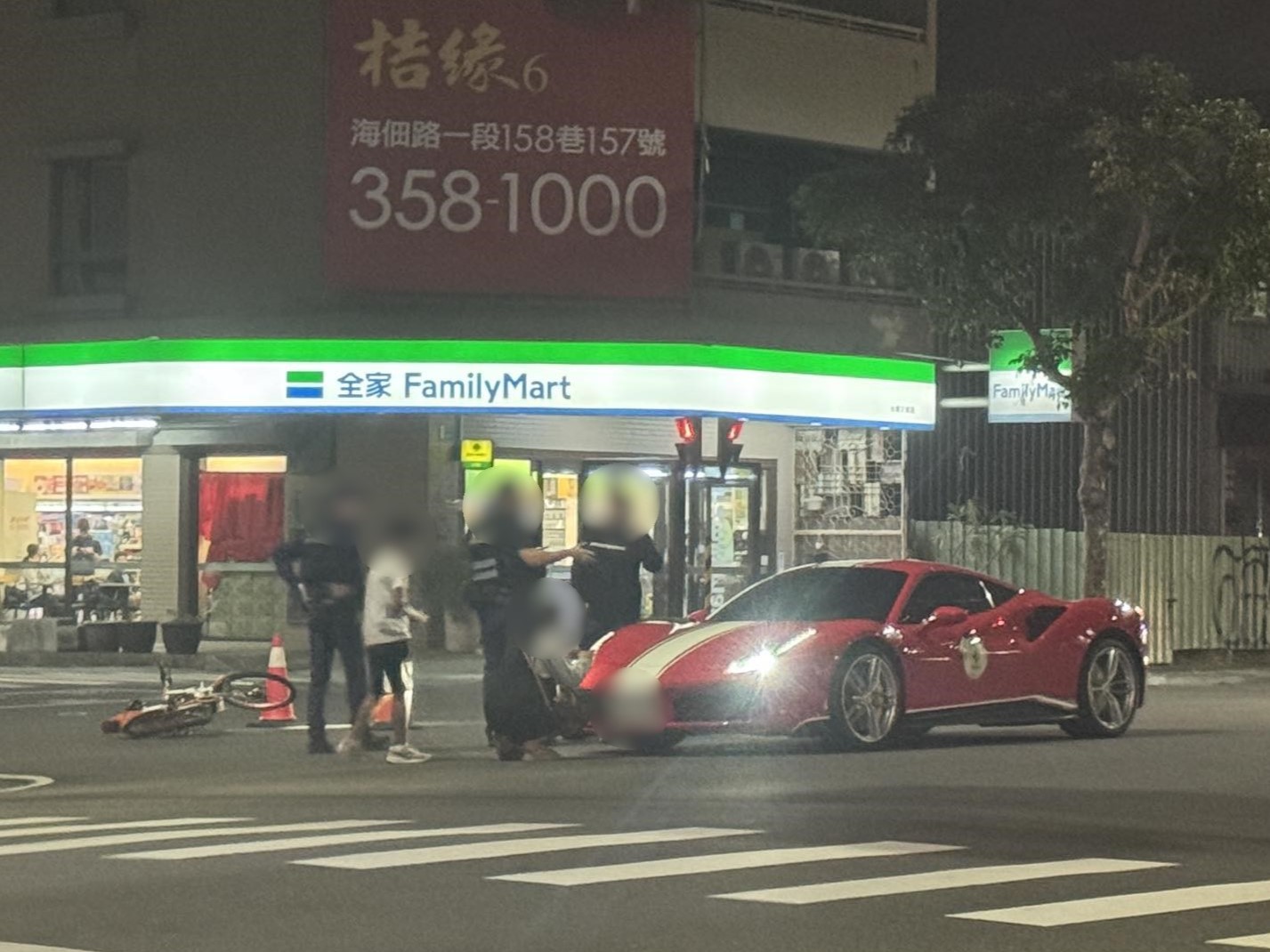 一名11歲國小男童騎乘UBike擦撞法拉利，恐將面臨高昂的維修費。（翻攝自臉書社團台南大小事）