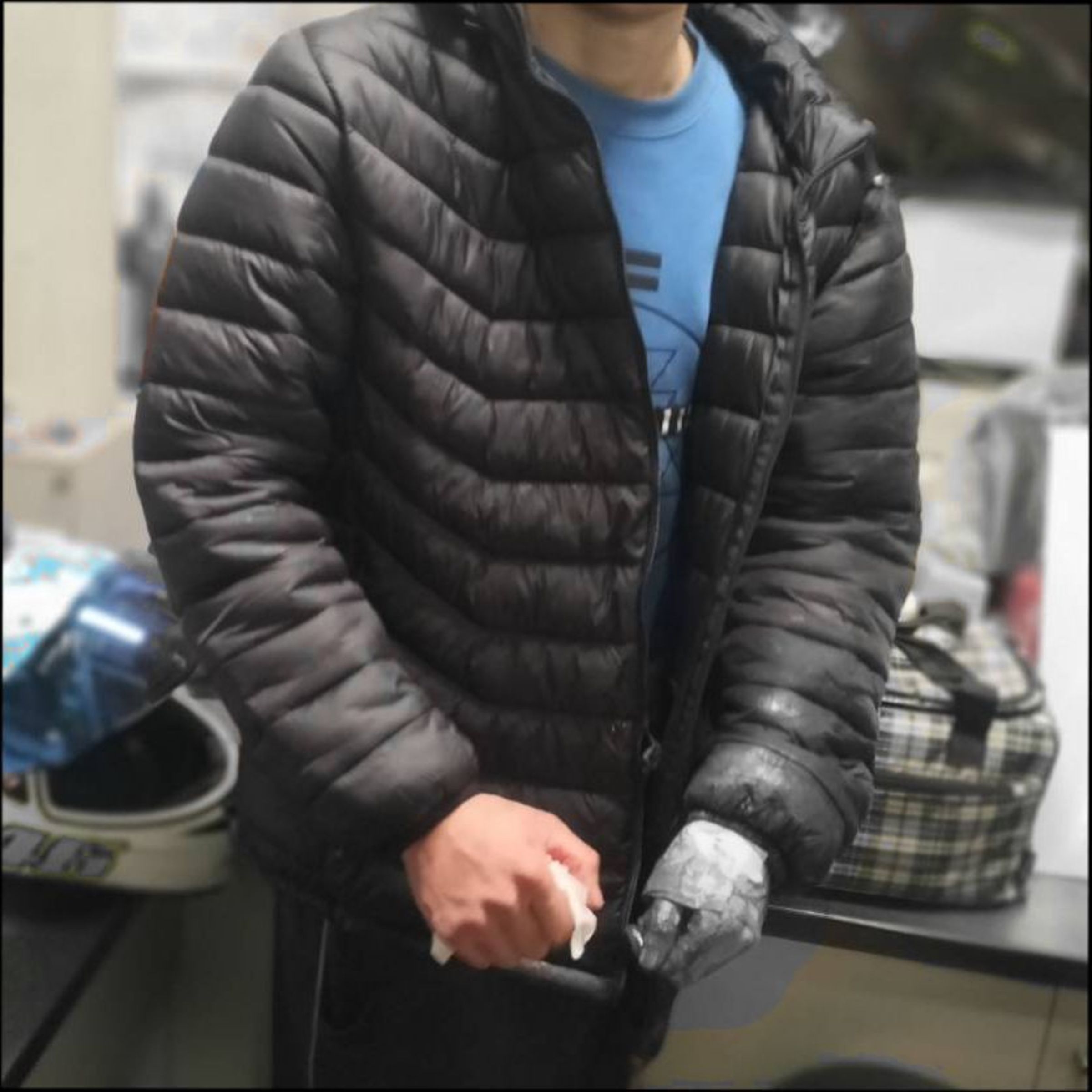 到文化大學逞凶的卓姓男大生手部被刀劃傷。（翻攝畫面）
