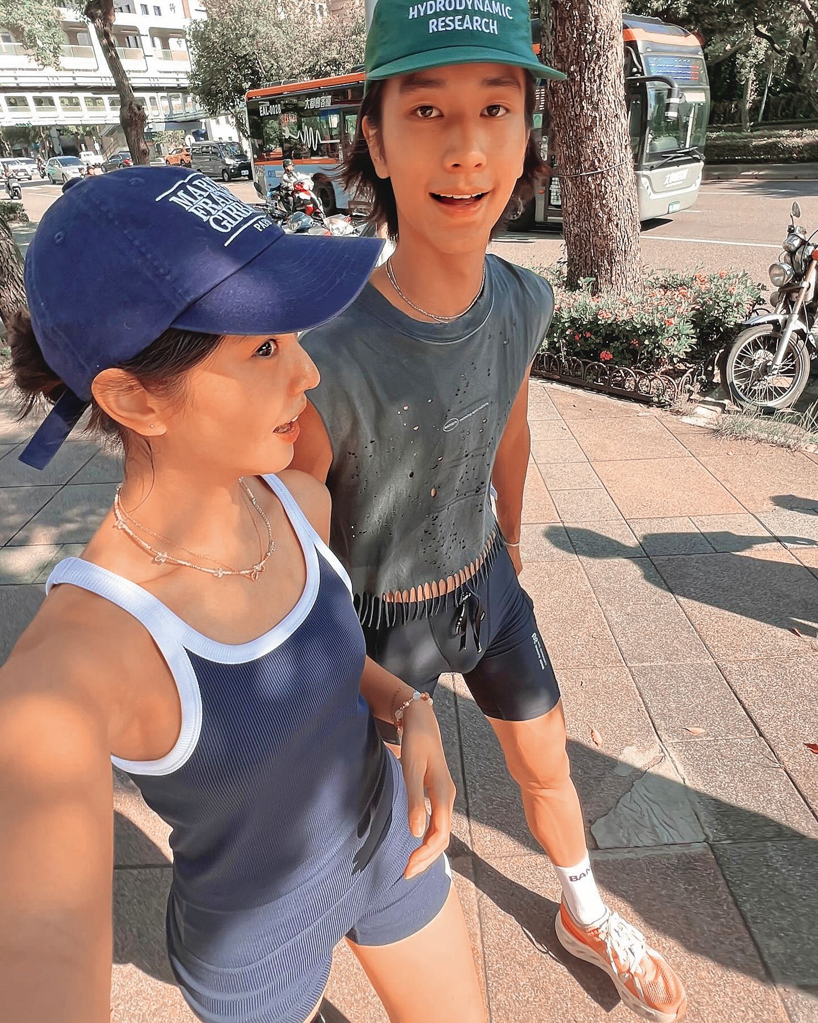 即使男友Ian（右）爆出和魏如萱的戀情，若盈（左）依舊和Ian出去約會。（翻攝自若盈Threads）