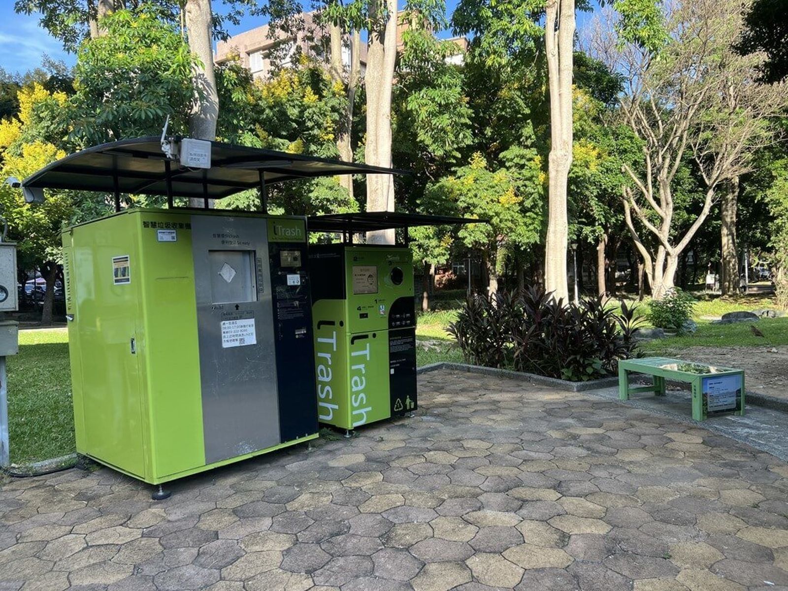 雙北陸續設置智慧垃圾收集機，獲得網友好評，稱讚半夜也可以倒垃圾了。（內湖區公所提供）