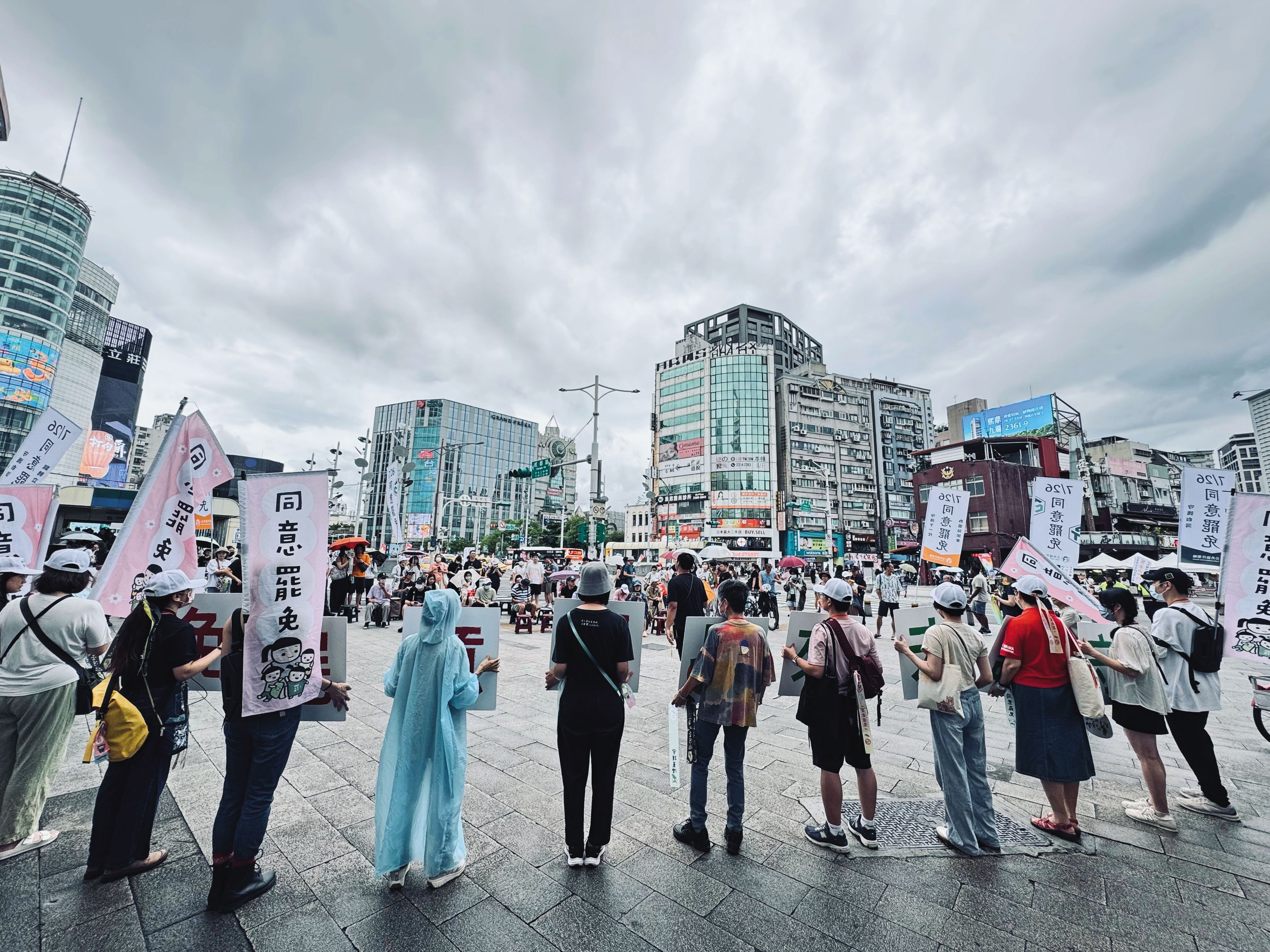 公共協作策略（PCT）志工說，如果要為這次的罷免行動下一個關鍵詞，他們會說「#罷免是愛」。（Isoan提供）