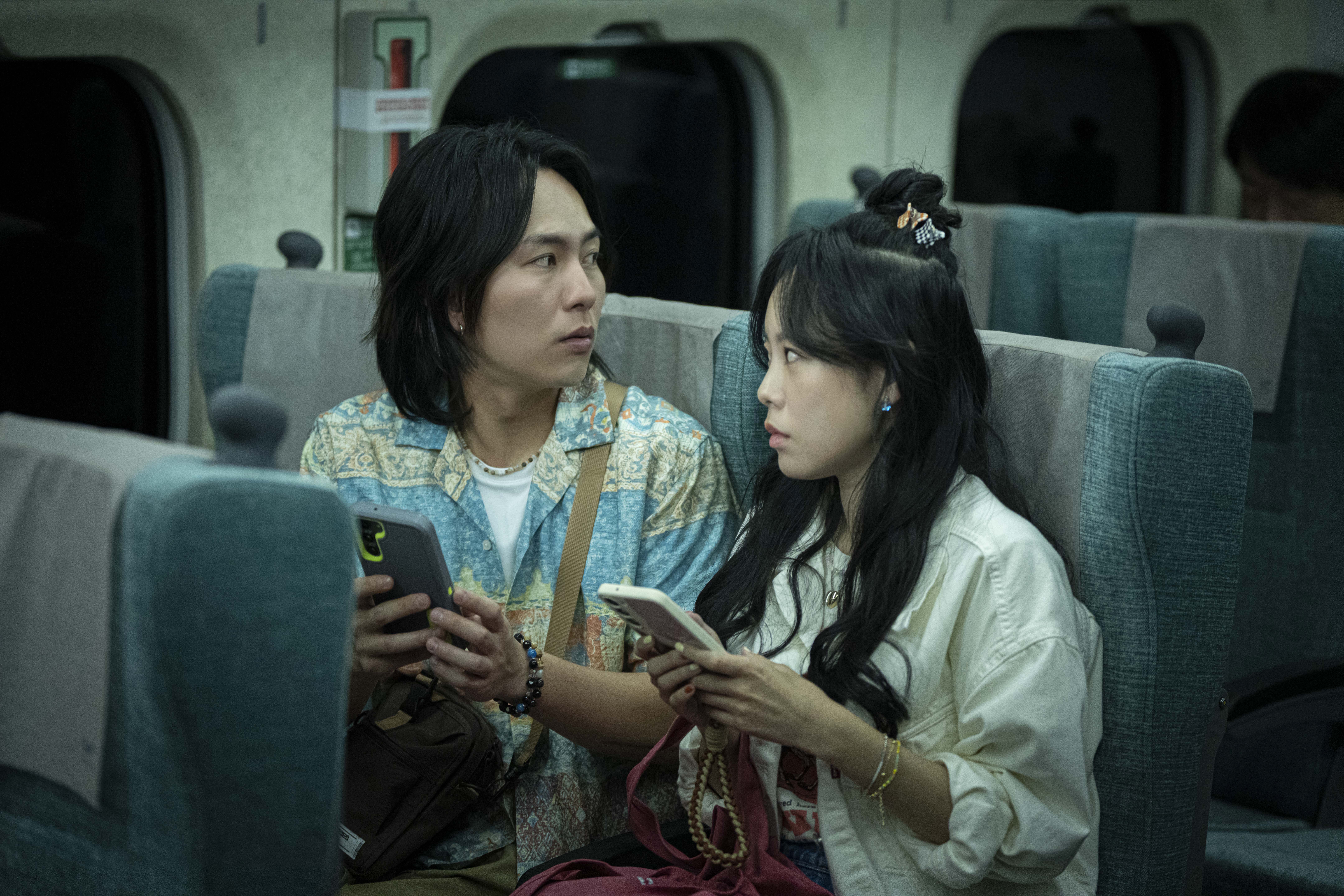 巫建和與孔令元搭上高鐵列車,成為電影《96分鐘》裡面臨生命危機與抉擇的乘客。(華影國際提供)