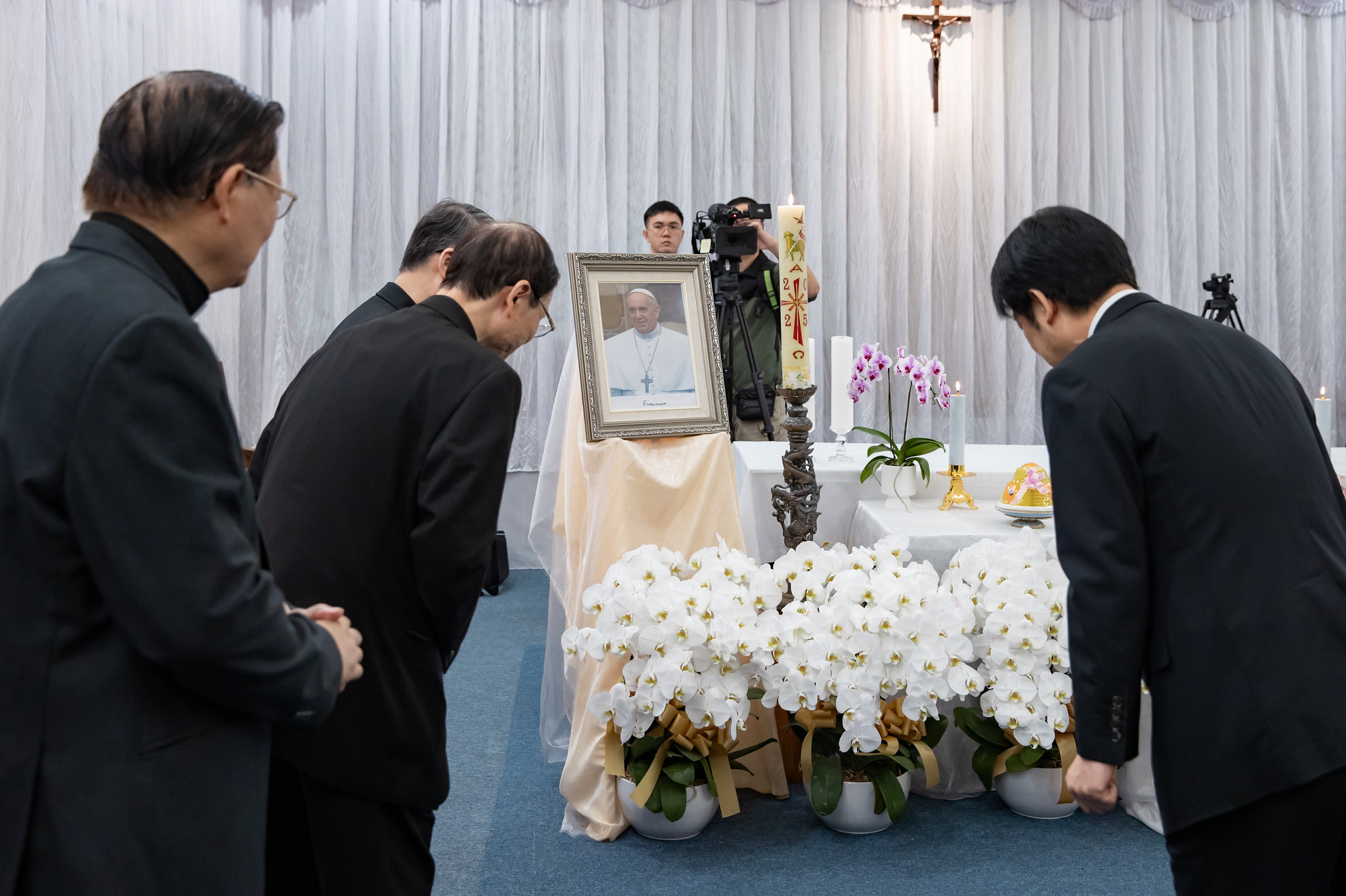 總統賴清德前往台北總主教公署的宗座靈堂，代表台灣人民悼念方濟各。（翻攝賴清德粉絲專頁）