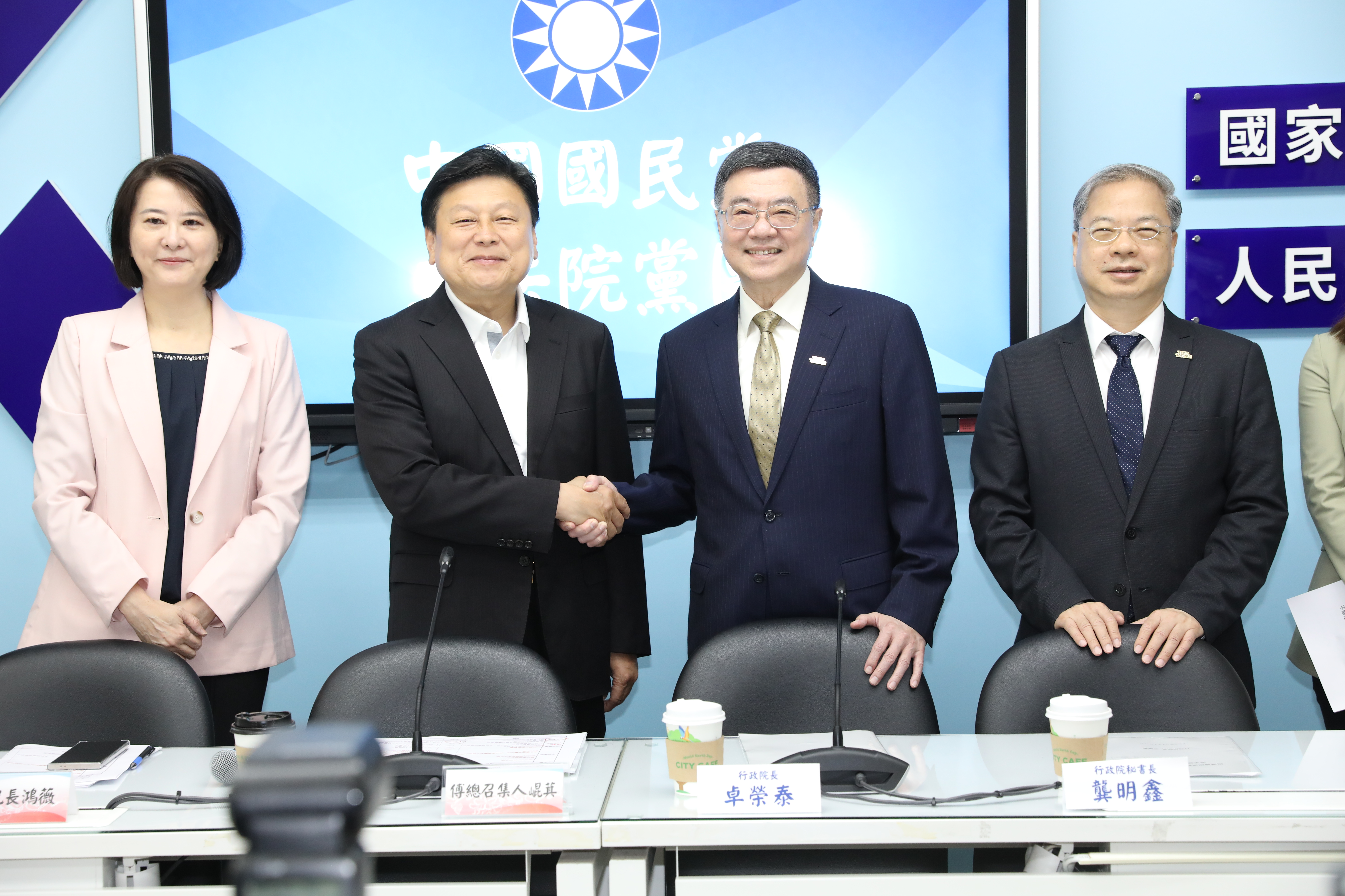 卓揆拜會國民黨團,爭取4,100億元特別預算。(鏡報新聞網)