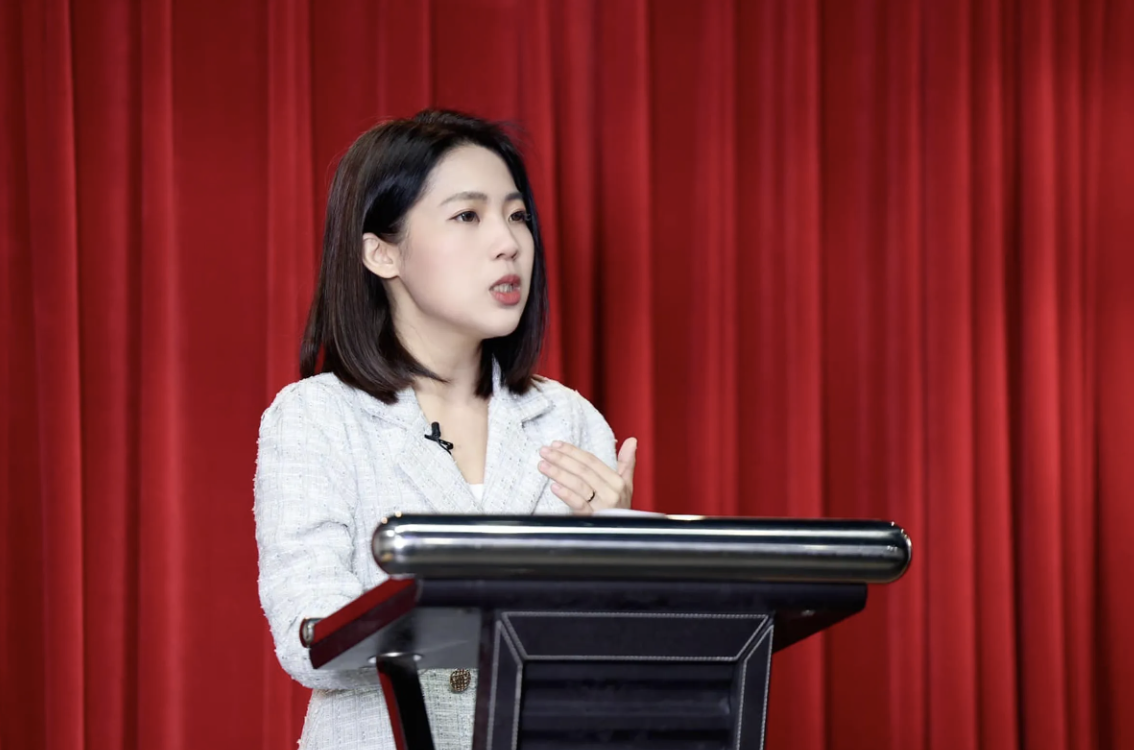 立委徐巧芯認為,邱國正兒子爆出召妓風波,應該就事論事,兒子行為不該上綱到爸爸。(翻攝自徐巧芯臉書)