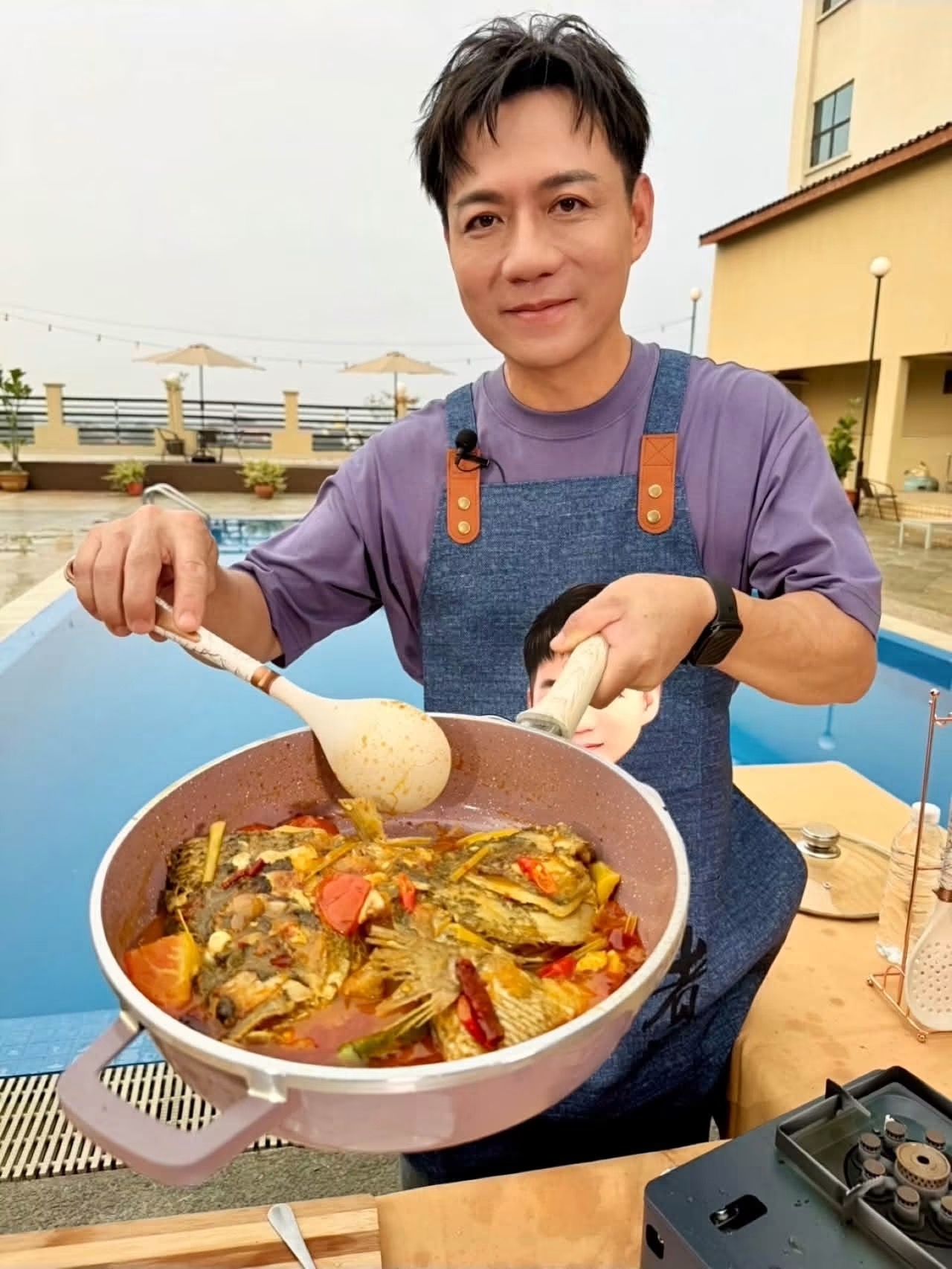 因《請世界吃桌》裡的總舖師形象，讓年輕族群認識陳隨意。（圖／翻攝自陳隨意臉書）