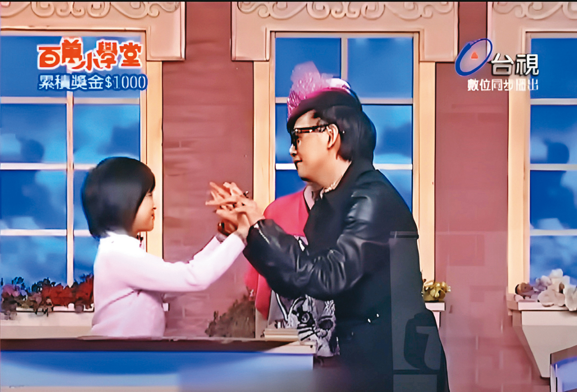 黃子佼的黑歷史連環爆，包括十指緊扣女童、只愛青春肉體。（翻攝自《百萬小學堂》）