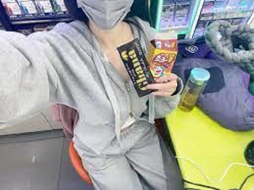 誇張！妹子在超商打工當場情色直播，站結帳櫃檯洩欲。（翻自tcafe2a.com）