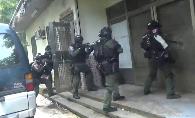 特警攻堅，掃蕩安非他命工廠，逮捕呂姓製毒師等4人。（翻攝畫面）