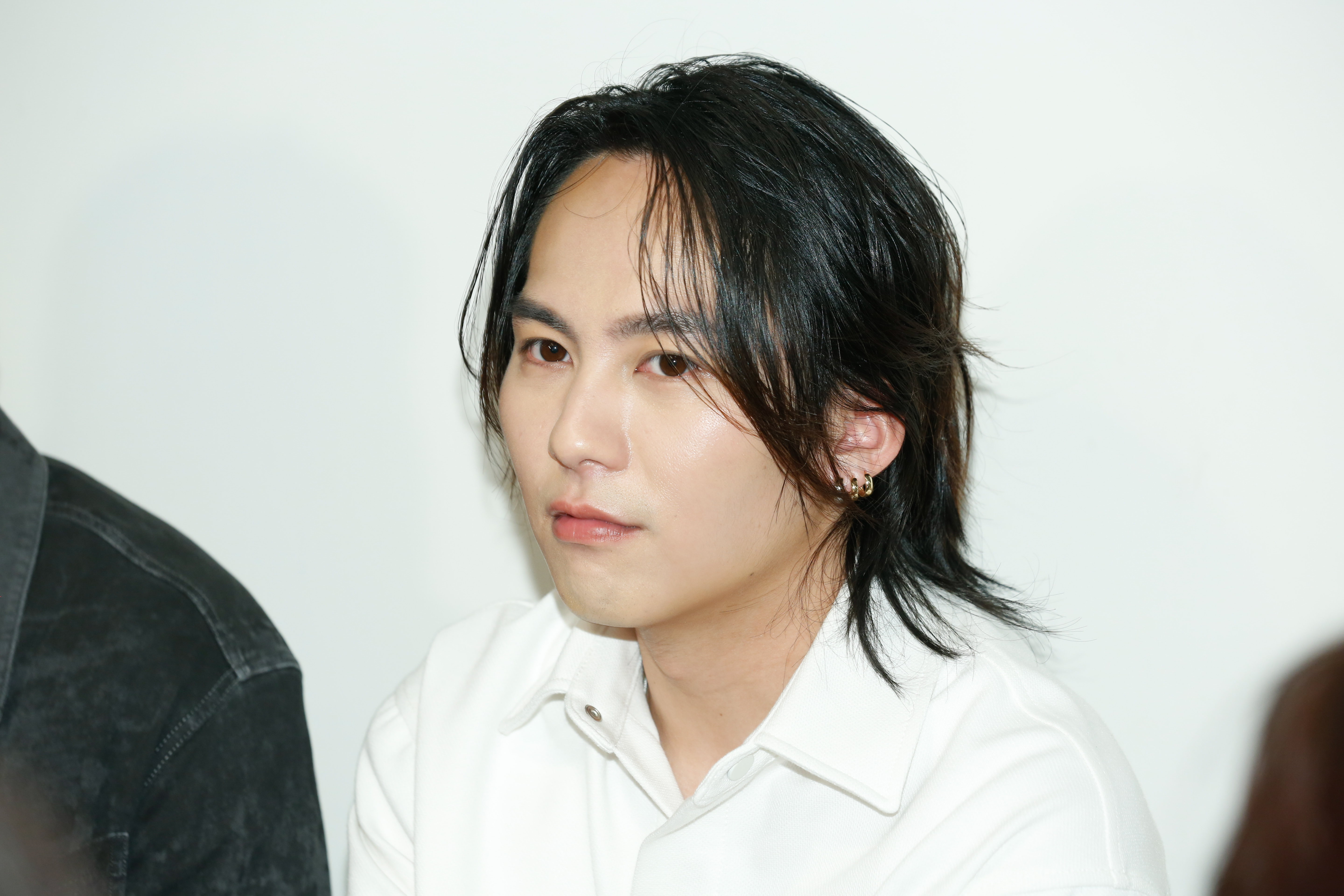 自認還單身，巫建和想去拜月老廟求提升姻緣與人緣。