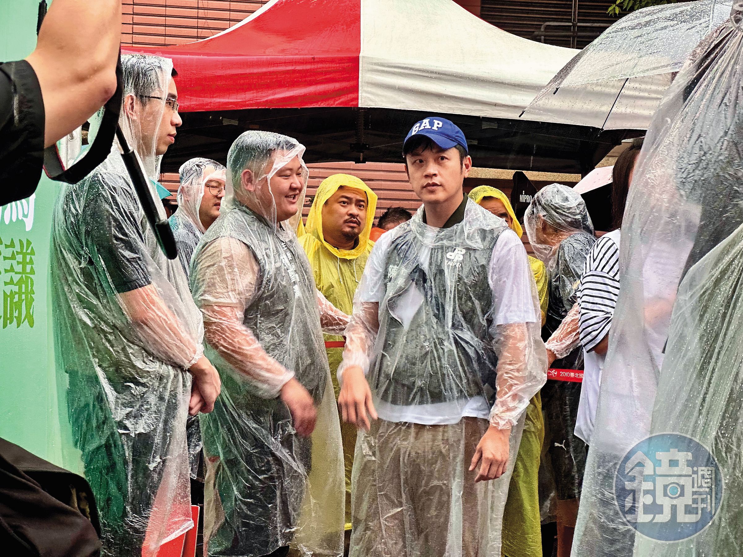 從藝人轉戰政界,陳嘉行(右)經常參與街頭運動。