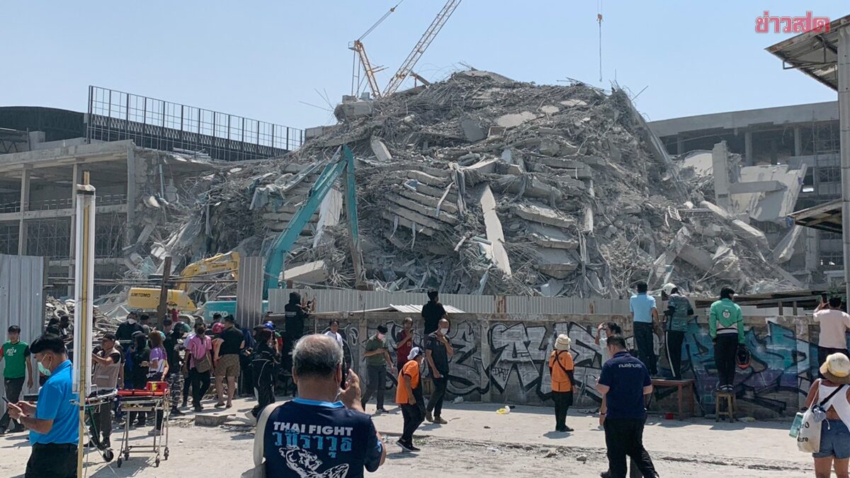 曼谷進入緊急狀態。當地傳出大型工地倒塌。（翻自khaosod.co.th）